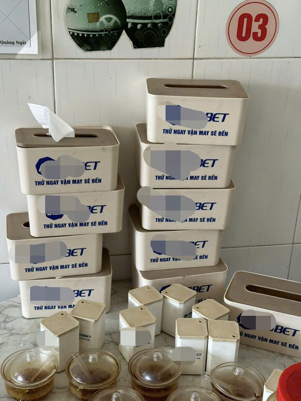 C&ocirc;ng an Quảng Ng&atilde;i ngăn chặn quảng c&aacute;o cờ bạc tr&aacute; h&igrave;nh tại qu&aacute;n ăn, tiệm tạp h&oacute;a- Ảnh 2.