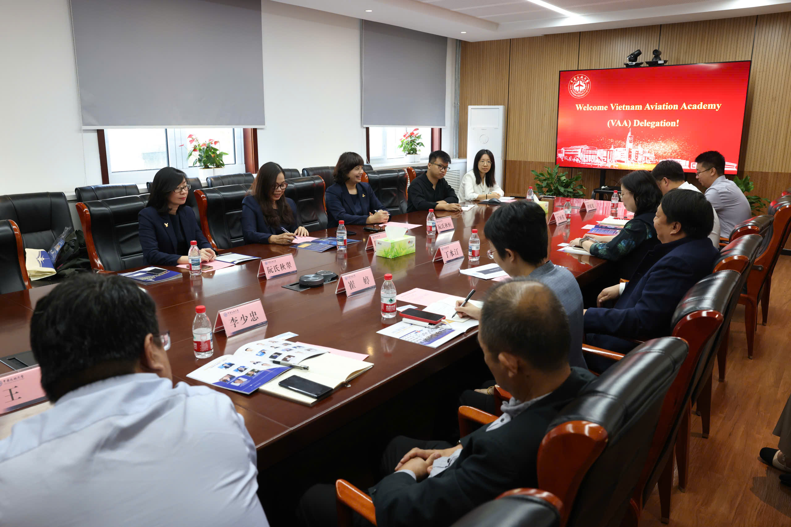 Học viện H&agrave;ng kh&ocirc;ng Việt Nam hợp t&aacute;c chiến lược với Đại học H&agrave;ng kh&ocirc;ng d&acirc;n dụng Trung Quốc- Ảnh 2.