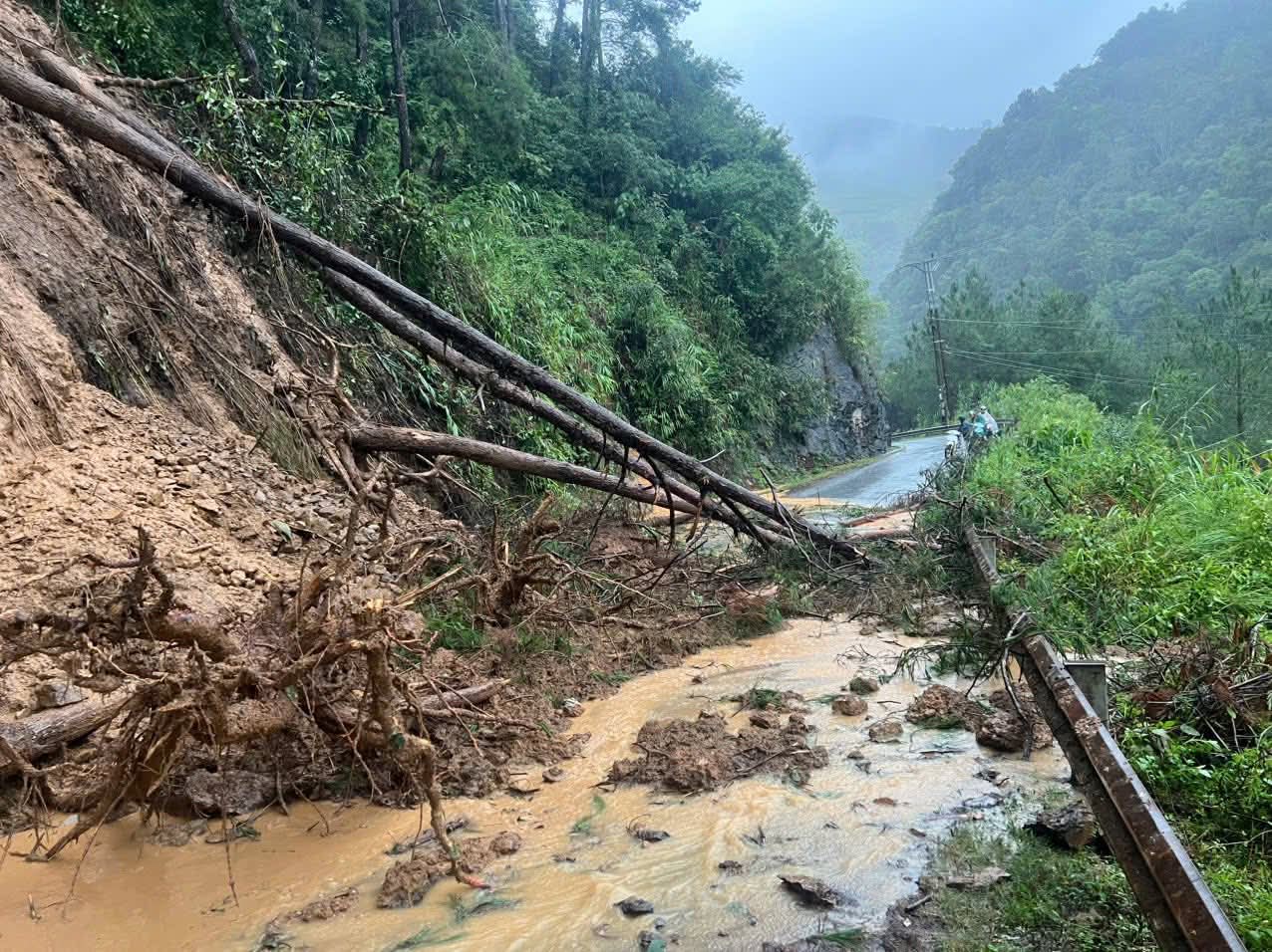 Nhiều tuyến đường ở L&agrave;o Cai bị sạt lở, giao th&ocirc;ng chia cắt sau b&atilde;o số 10- Ảnh 1.