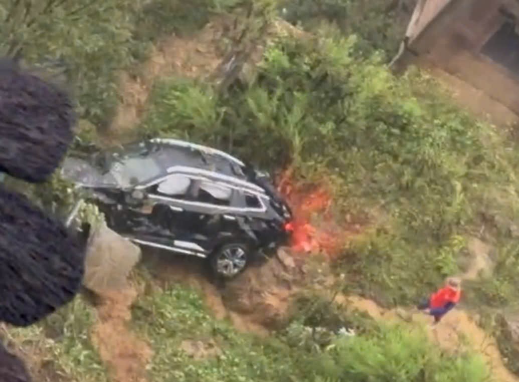 Sạt lở đất đ&aacute; hất văng &ocirc; t&ocirc; chở 3 người xuống vực s&acirc;u ở L&agrave;o Cai: Nạn nh&acirc;n ra sao?- Ảnh 1.