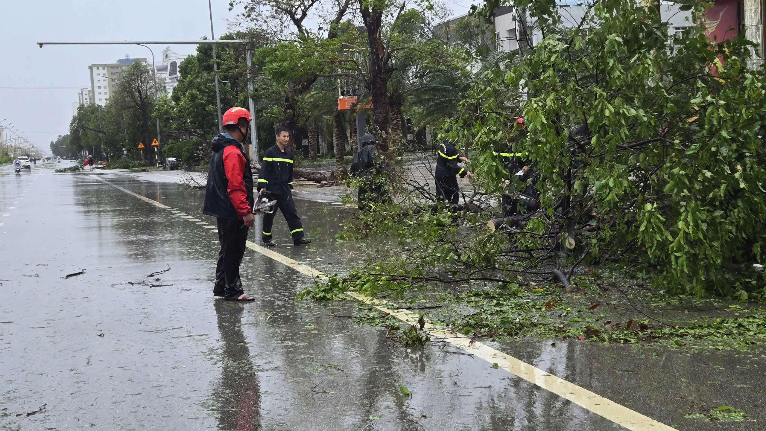 Nghệ An: Xuy&ecirc;n b&atilde;o cứu người d&acirc;n mắc kẹt tr&ecirc;n s&ocirc;ng Lam- Ảnh 9.