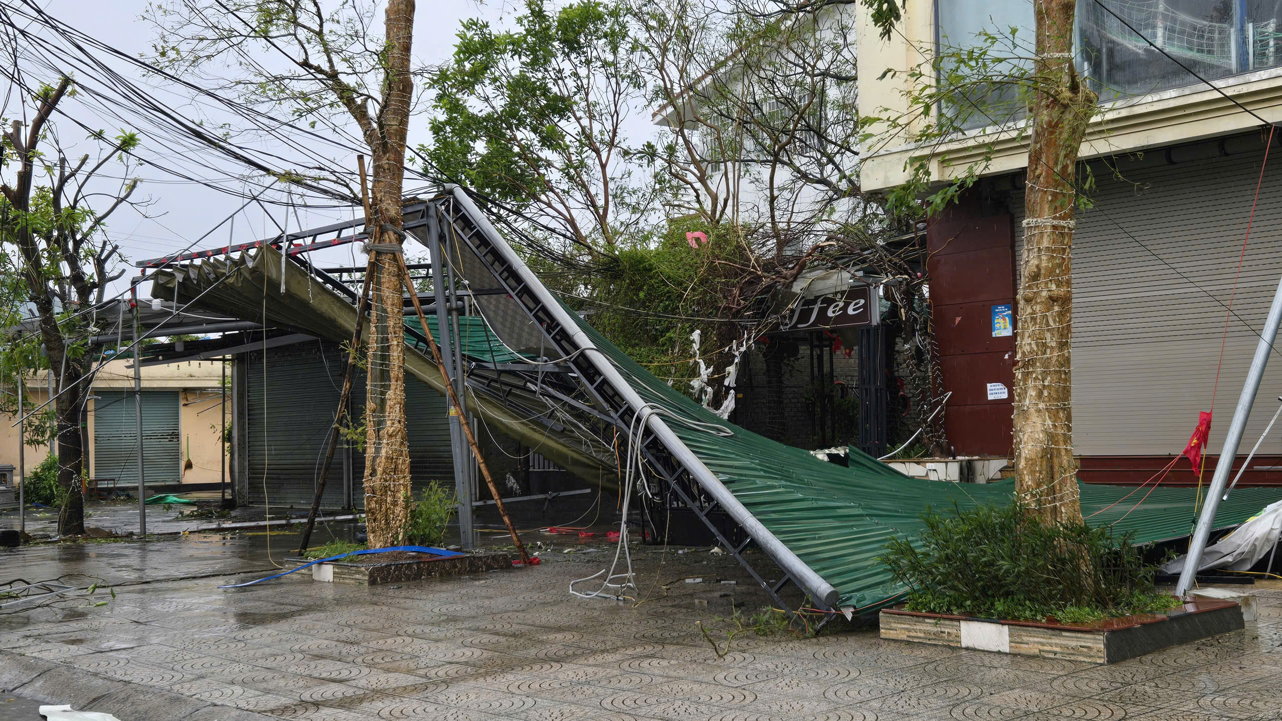Nghệ An: Xuy&ecirc;n b&atilde;o cứu người d&acirc;n mắc kẹt tr&ecirc;n s&ocirc;ng Lam- Ảnh 6.