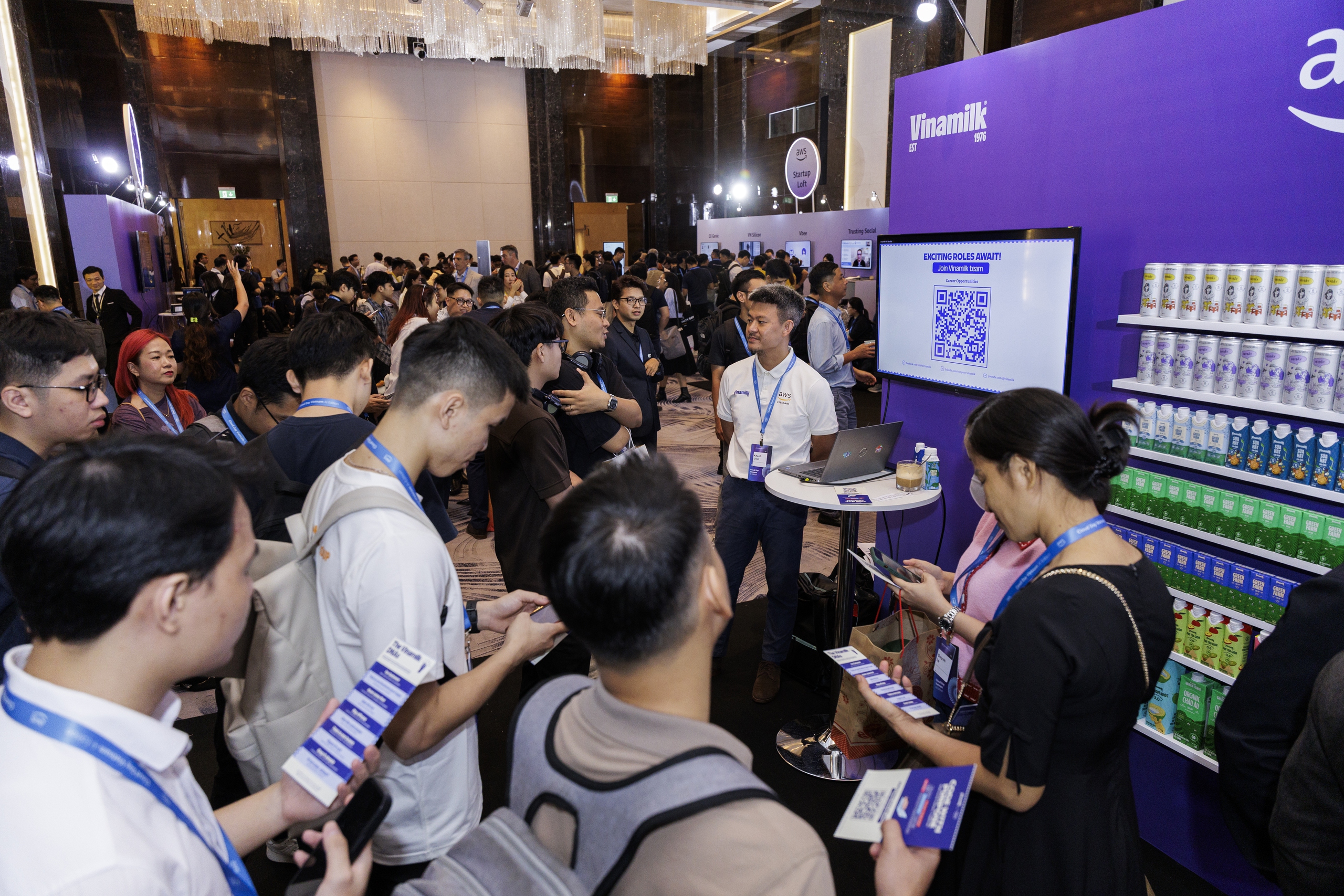 Gian h&agrave;ng Vinamilk thu h&uacute;t sự quan t&acirc;m của nhiều kh&aacute;ch tham dự tại sự kiện AWS Cloud Day Việt Nam 2025 (Ảnh: AWS).