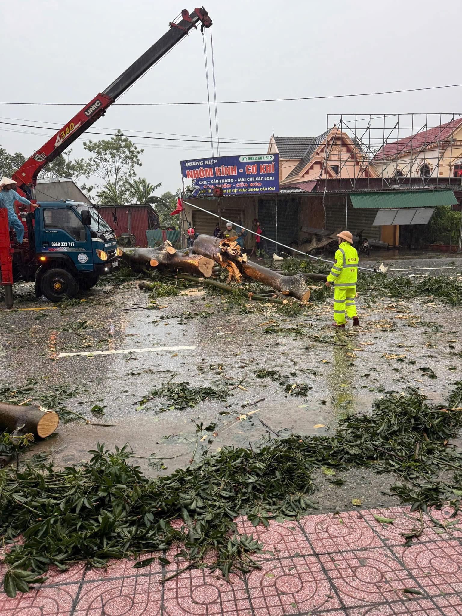 Huy động tối đa nguồn lực khắc phục b&atilde;o số 10, bảo đảm giao th&ocirc;ng, dọn dẹp nh&agrave; cửa- Ảnh 6.