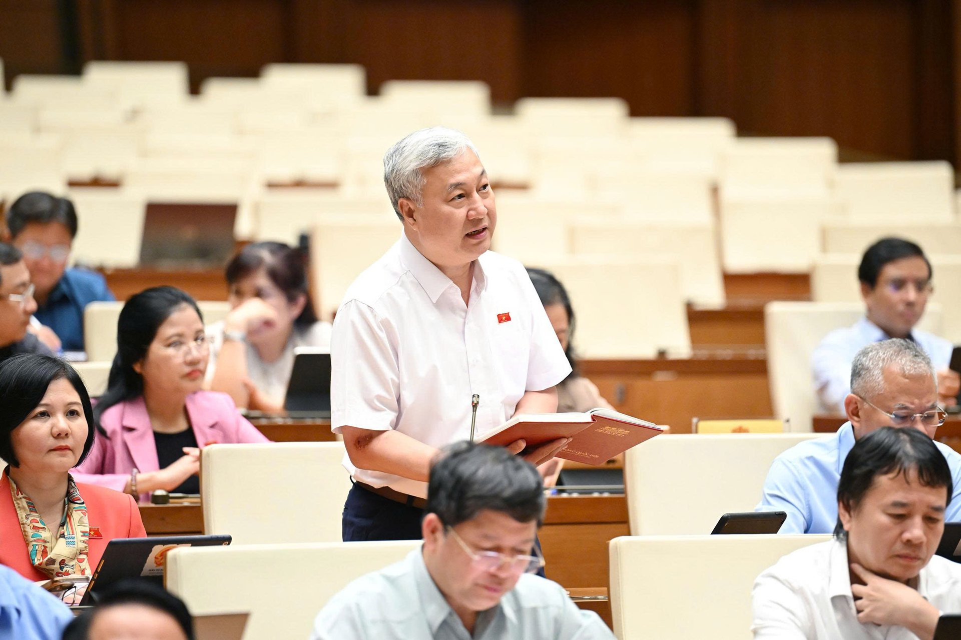 Bộ trưởng Bộ Gi&aacute;o dục v&agrave; Đ&agrave;o tạo: Duy tr&igrave; kỳ thi tốt nghiệp THPT l&agrave; rất cần thiết- Ảnh 2.