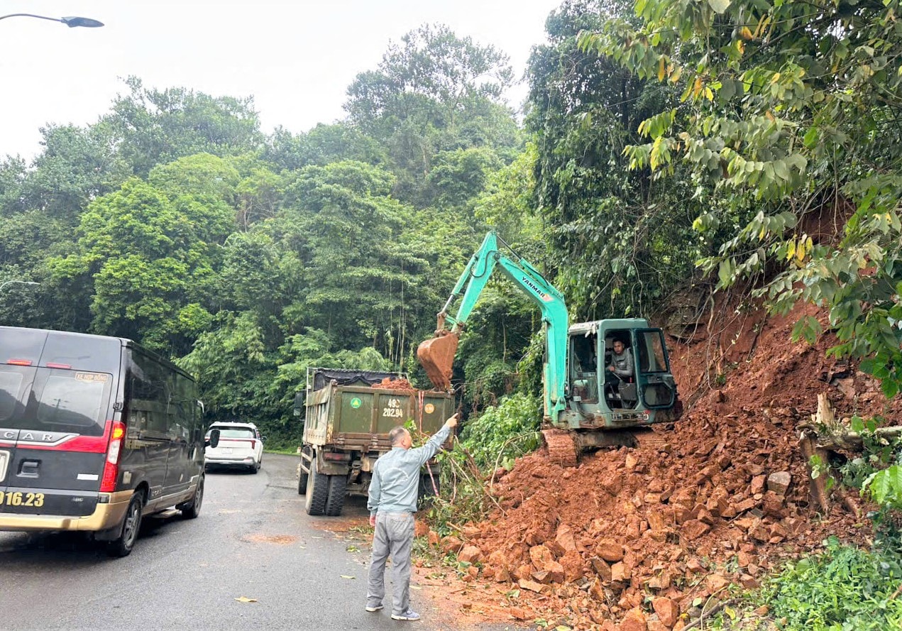 L&acirc;m Đồng: Khắc phục xong điểm sạt lở tr&ecirc;n đ&egrave;o Bảo Lộc, phương tiện lưu th&ocirc;ng trở lại- Ảnh 1.