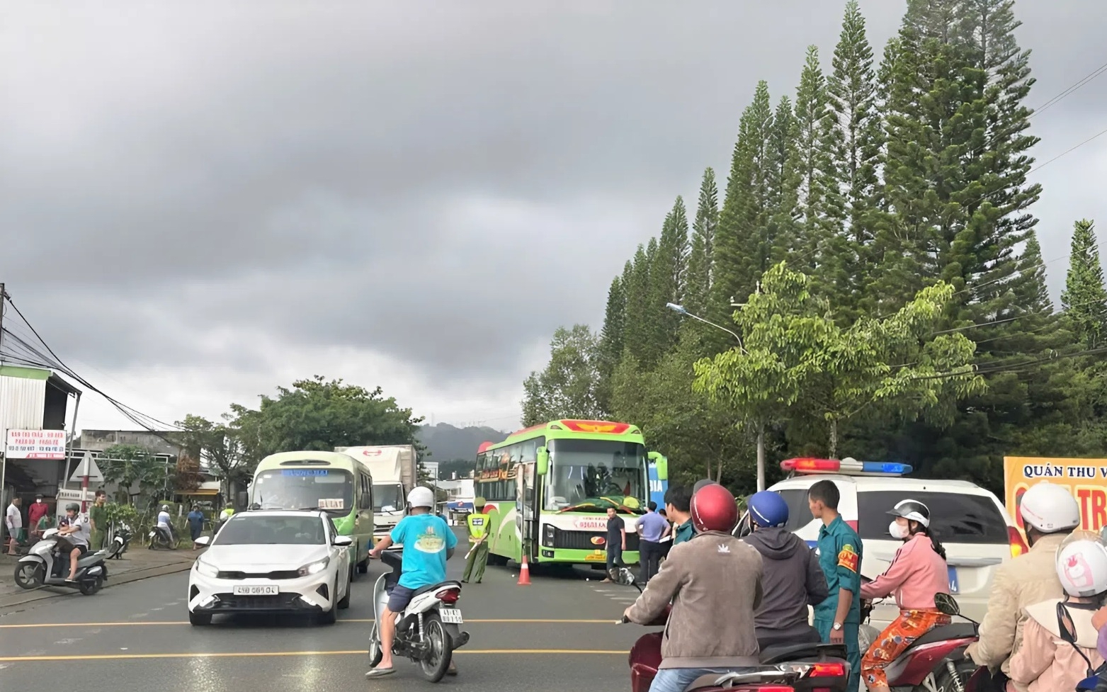 L&acirc;m Đồng: Xe kh&aacute;ch lấn l&agrave;n va chạm xe m&aacute;y, 1 người tử vong