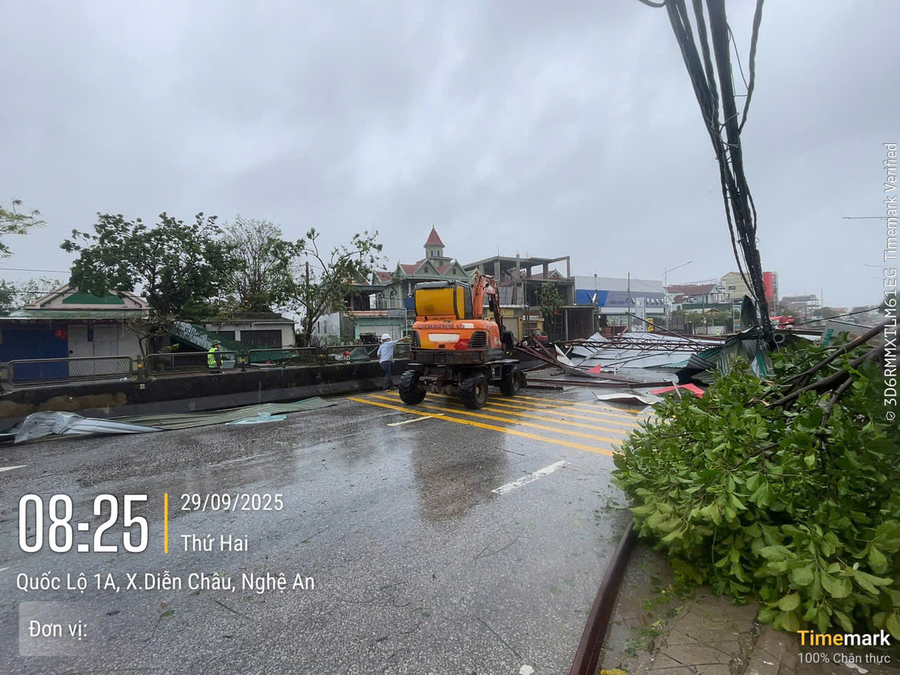 Nghệ An: Nhiều tuyến quốc lộ, tỉnh lộ bị chia cắt do sạt lở, ngập &uacute;ng sau b&atilde;o số 10- Ảnh 3.