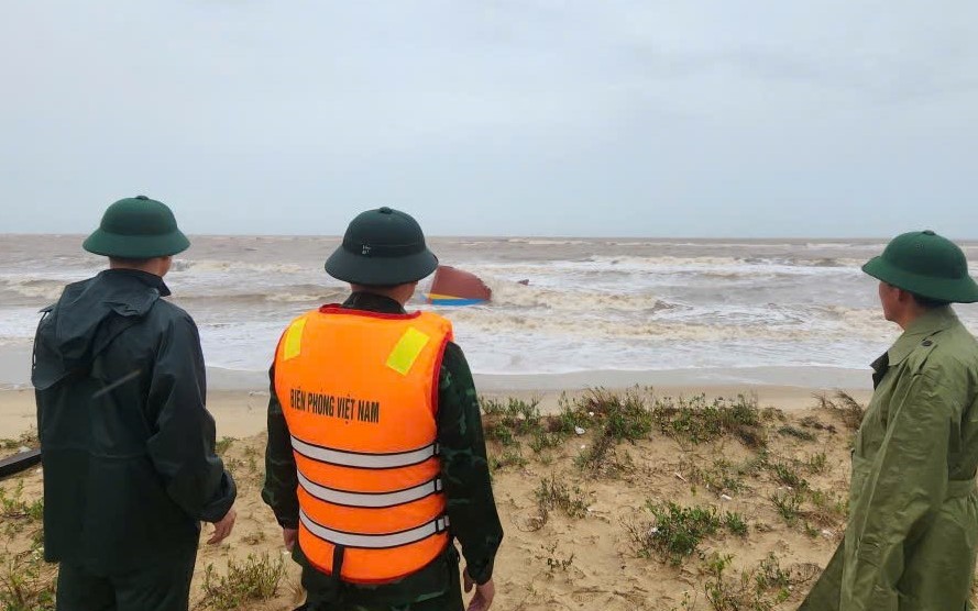 Ph&aacute;t hiện t&agrave;u c&aacute; gặp nạn bị lật &uacute;p dạt v&agrave;o bờ biển Quảng Trị