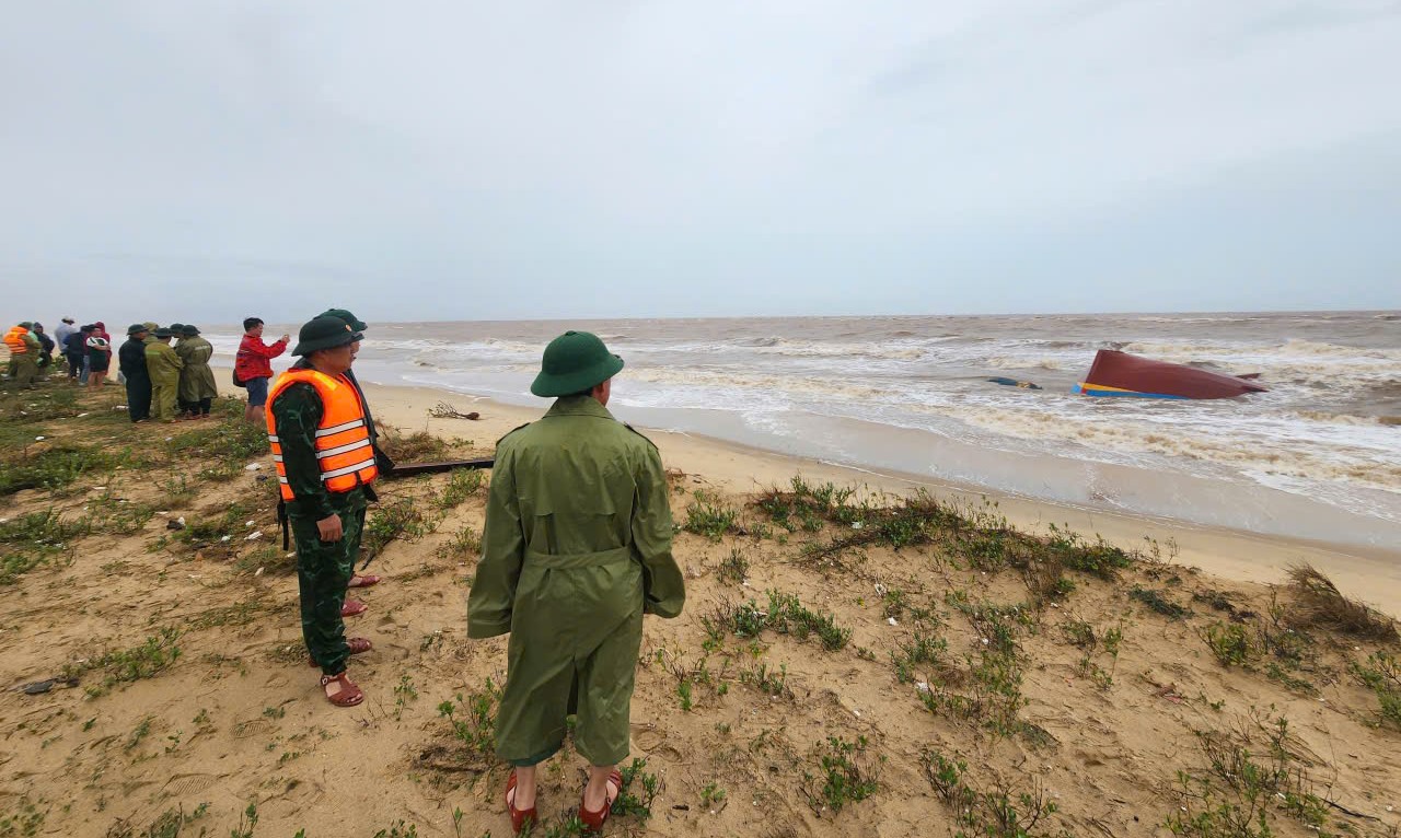 Ph&aacute;t hiện t&agrave;u c&aacute; gặp nạn bị lật &uacute;p dạt v&agrave;o bờ biển Quảng Trị- Ảnh 1.