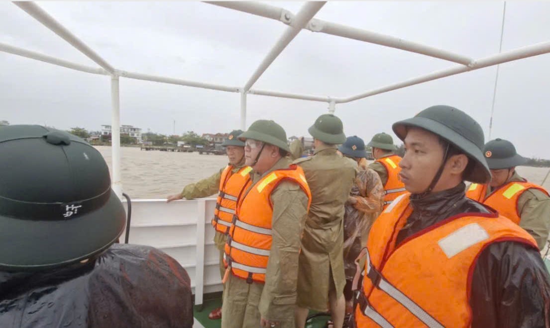 Ph&aacute;t hiện t&agrave;u c&aacute; gặp nạn bị lật &uacute;p dạt v&agrave;o bờ biển Quảng Trị- Ảnh 2.