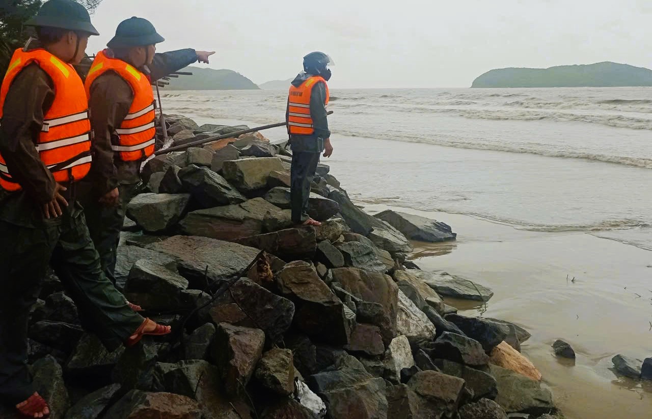 Ph&aacute;t hiện t&agrave;u c&aacute; gặp nạn bị lật &uacute;p dạt v&agrave;o bờ biển Quảng Trị- Ảnh 4.