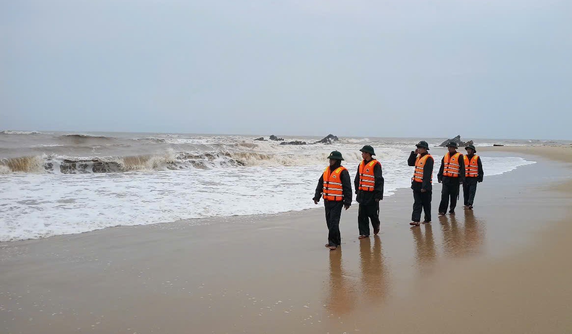 Ph&aacute;t hiện t&agrave;u c&aacute; gặp nạn bị lật &uacute;p dạt v&agrave;o bờ biển Quảng Trị- Ảnh 5.