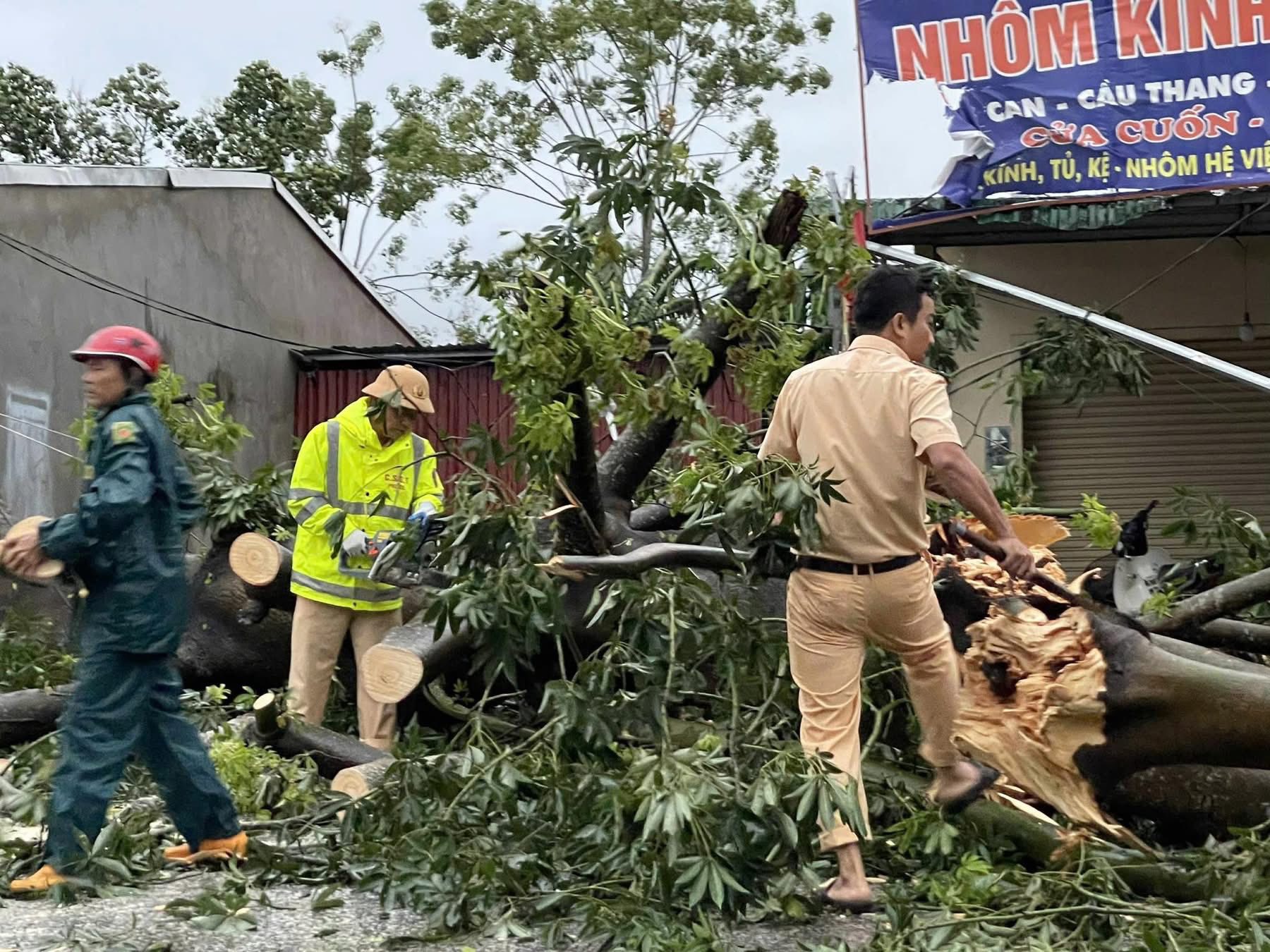 Huy động tối đa nguồn lực khắc phục b&atilde;o số 10, bảo đảm giao th&ocirc;ng, dọn dẹp nh&agrave; cửa- Ảnh 1.