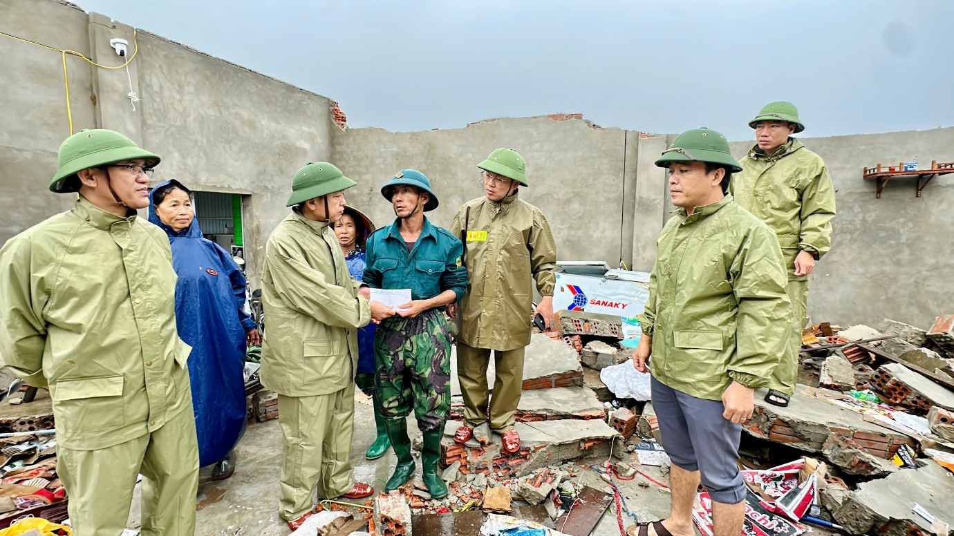 Huy động tối đa nguồn lực khắc phục b&atilde;o số 10, bảo đảm giao th&ocirc;ng, dọn dẹp nh&agrave; cửa- Ảnh 2.