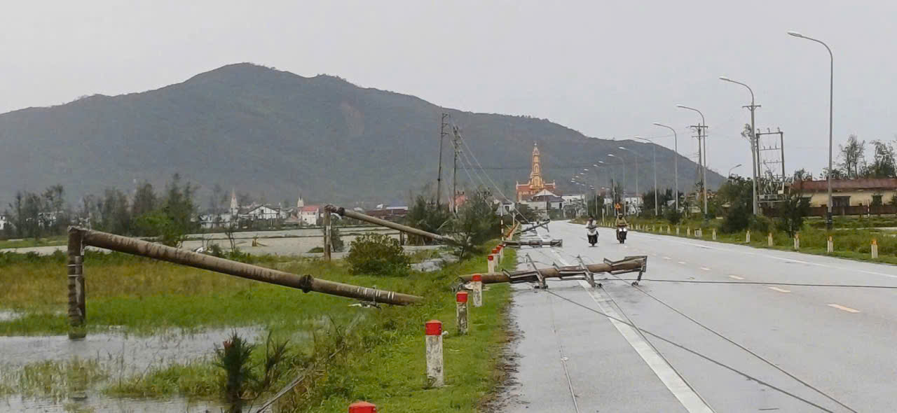 Chưa kịp gượng dậy sau b&atilde;o số 5, người d&acirc;n H&agrave; Tĩnh lại oằn m&igrave;nh hứng b&atilde;o số 10- Ảnh 3.