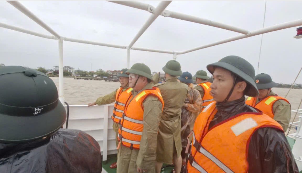 Quảng Trị: Hai t&agrave;u c&aacute; bị cuốn tr&ocirc;i khiến 9 người mất t&iacute;ch- Ảnh 1.