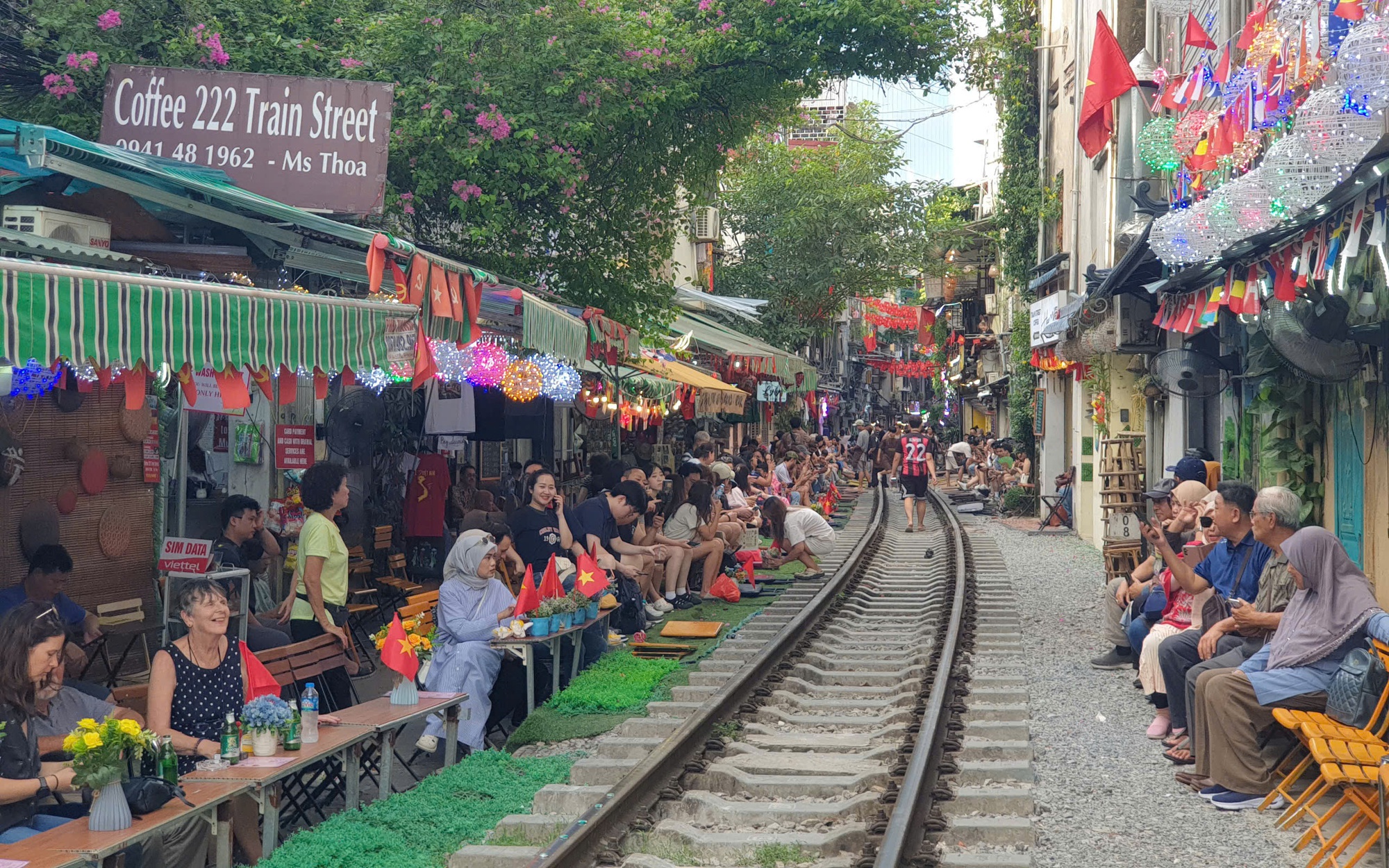 Tai nạn đường sắt giảm nhờ thực hiện nghiêm quy định pháp luật về an toàn- Ảnh 3. Hơn 11.500 vi phạm hành lang đường sắt: Nguy cơ tai nạn vẫn hiện hữu