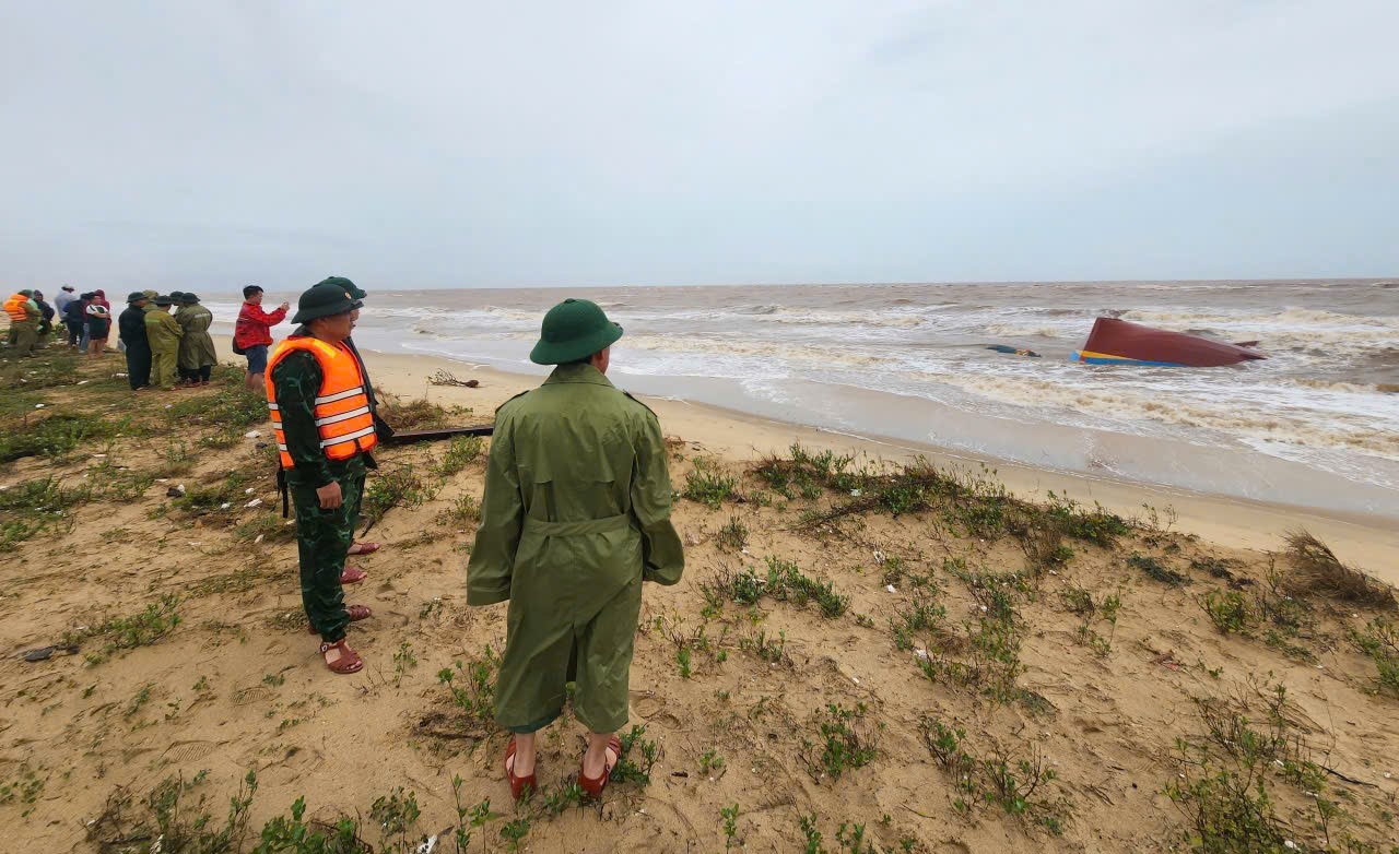 Vụ hai t&agrave;u c&aacute; bị ch&igrave;m trong b&atilde;o số 10: Thuyền vi&ecirc;n sống s&oacute;t b&agrave;ng ho&agrave;ng kể ph&uacute;t sinh tử- Ảnh 2.