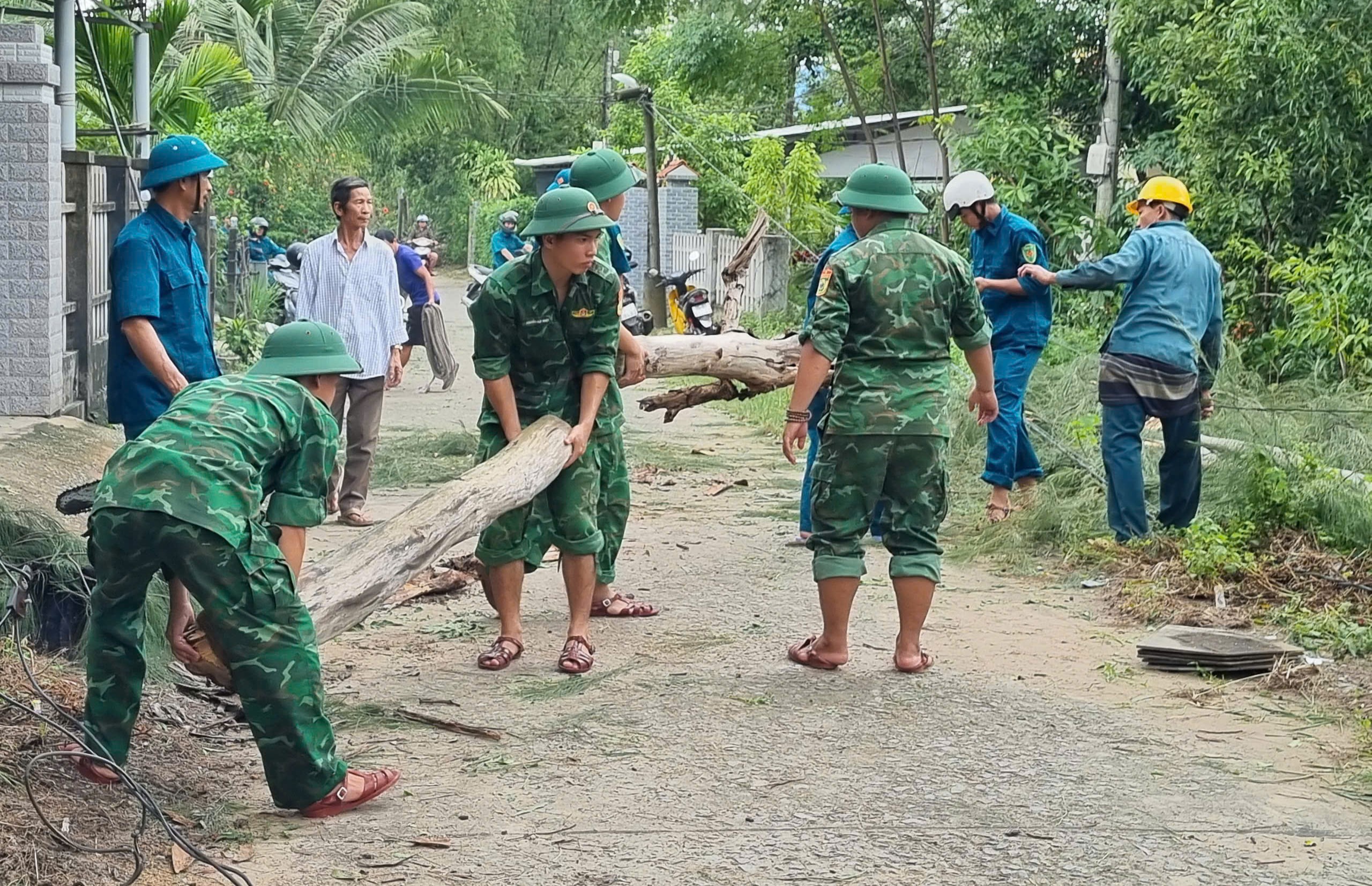 Huy động tối đa nguồn lực khắc phục b&atilde;o số 10, bảo đảm giao th&ocirc;ng, dọn dẹp nh&agrave; cửa- Ảnh 9.