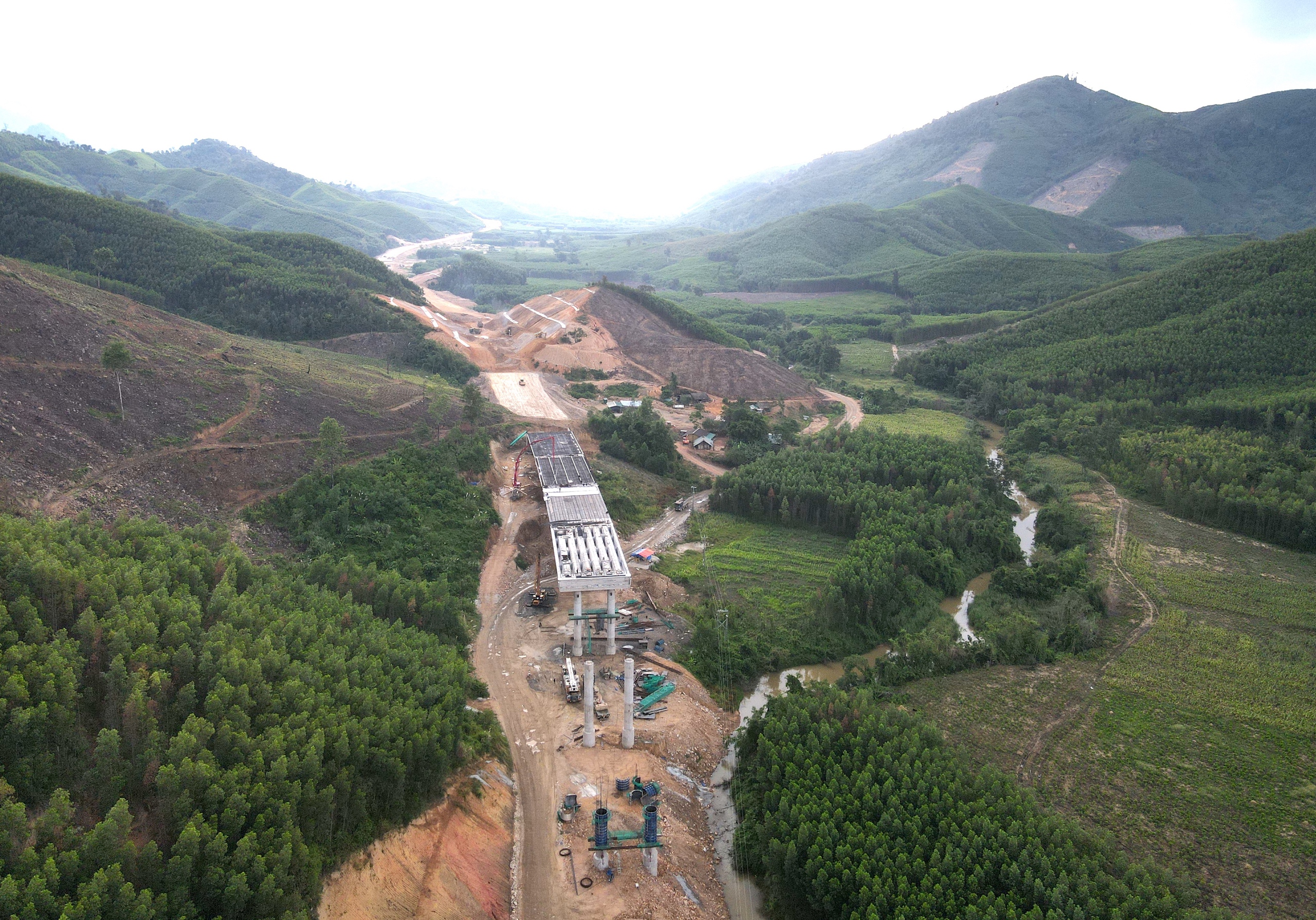 Những nhịp cầu đầu ti&ecirc;n nối mạch cao tốc Kh&aacute;nh H&ograve;a - Bu&ocirc;n Ma Thuột- Ảnh 15.