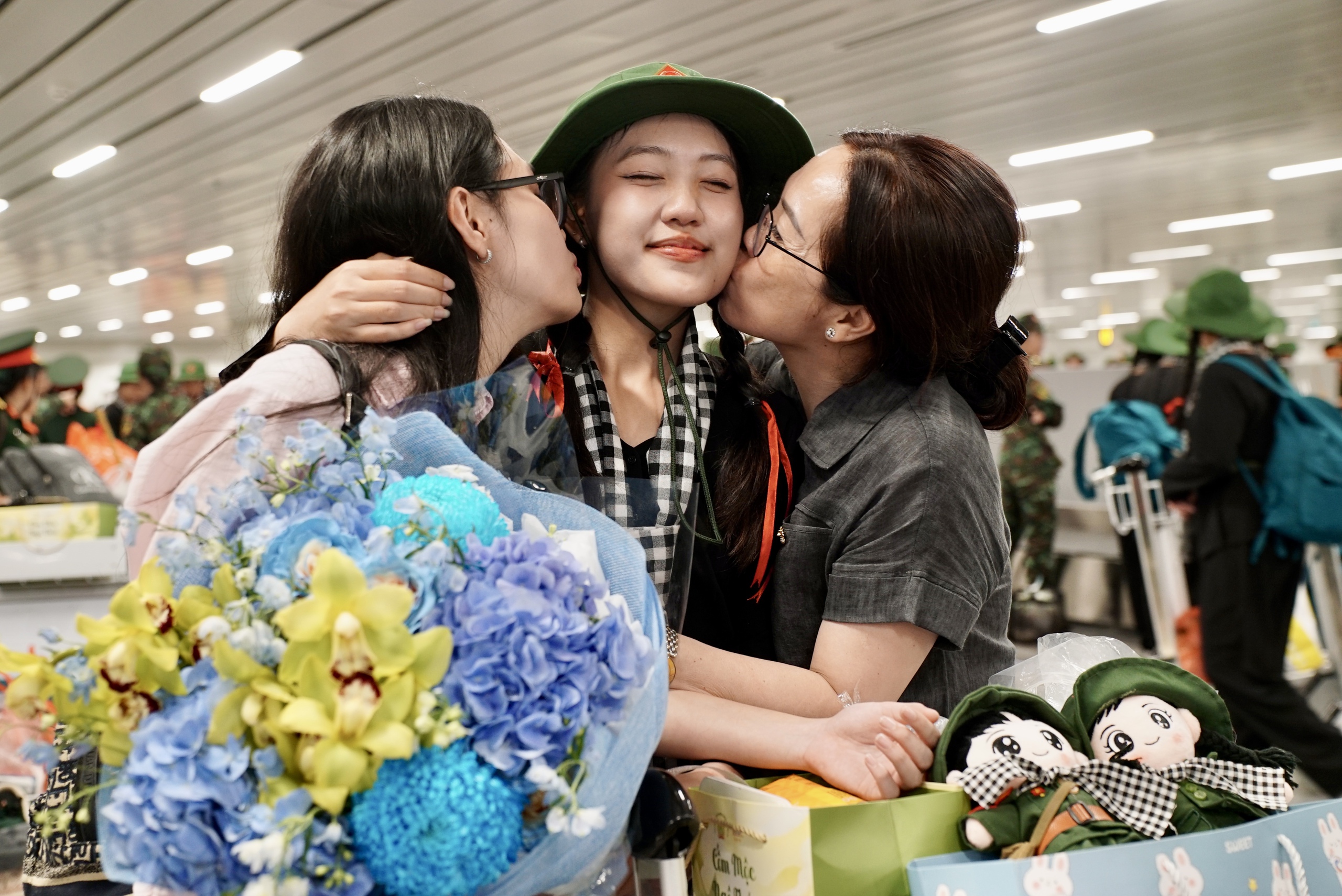 Chuyến bay đặc biệt đưa hơn 360 chiến sĩ ho&agrave;n th&agrave;nh nhiệm vụ A80 về TP.HCM- Ảnh 11.