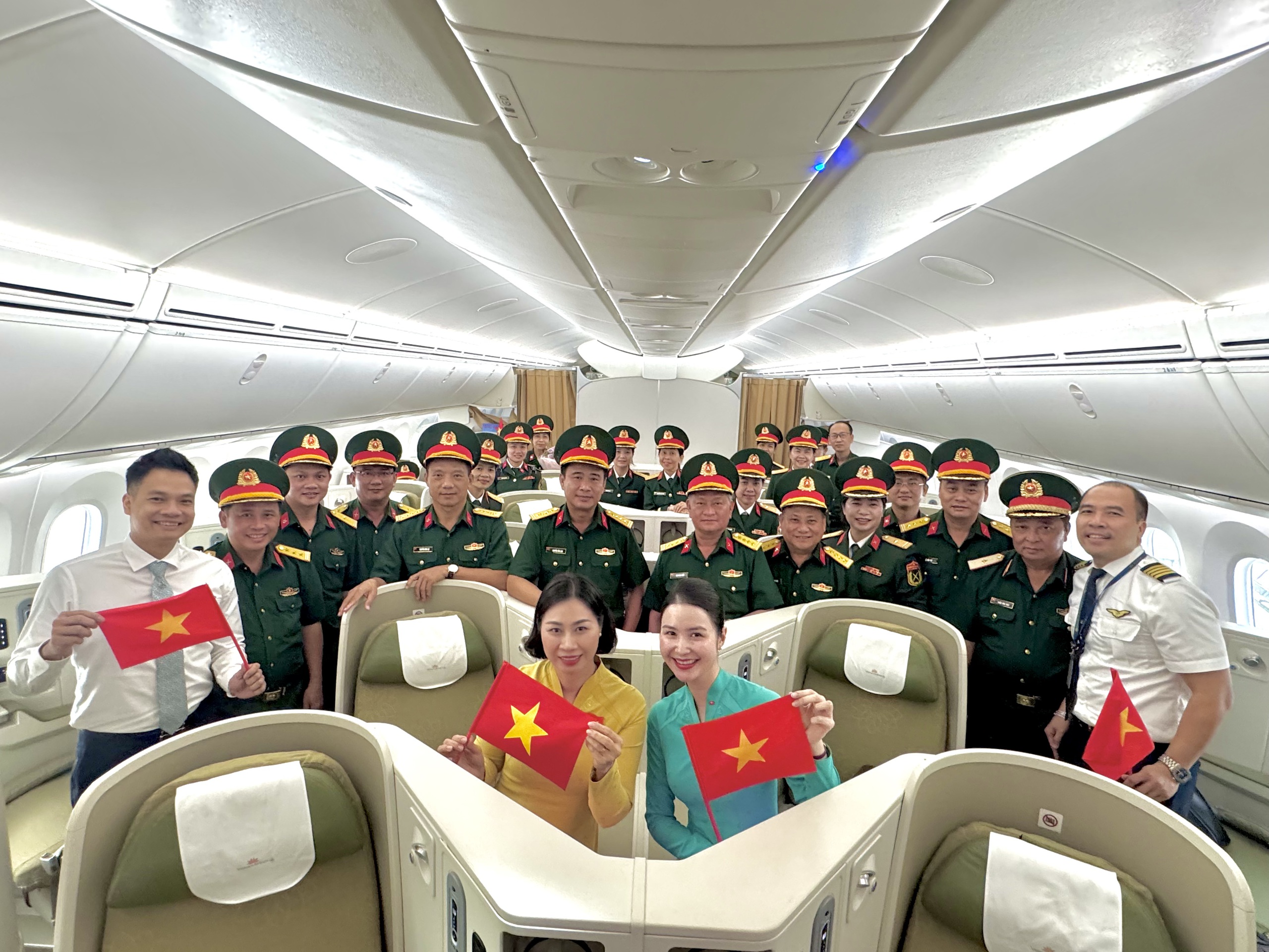 Chuyến bay đặc biệt đưa hơn 360 chiến sĩ ho&agrave;n th&agrave;nh nhiệm vụ A80 về TP.HCM- Ảnh 12.