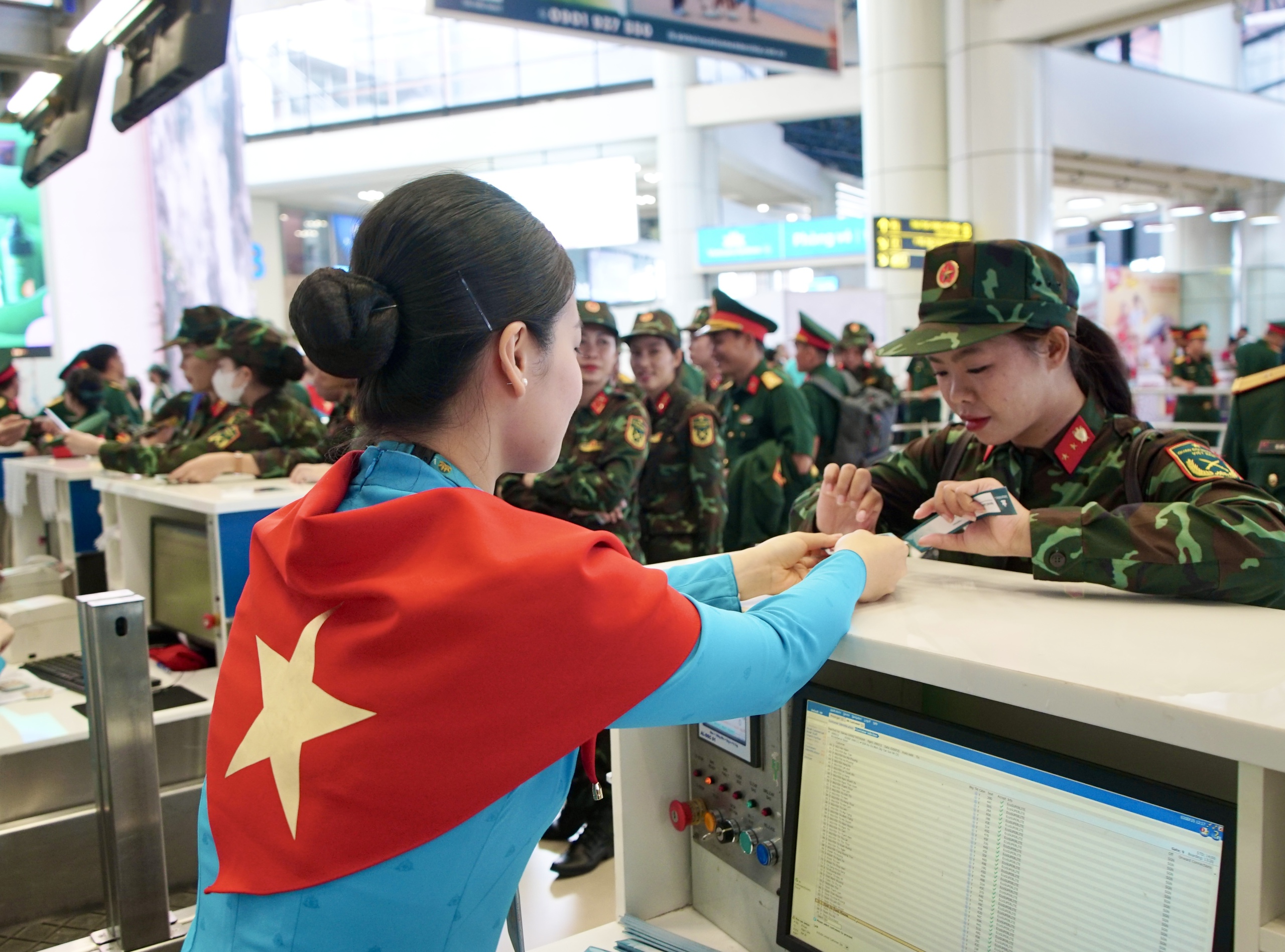 Chuyến bay đặc biệt đưa hơn 360 chiến sĩ ho&agrave;n th&agrave;nh nhiệm vụ A80 về TP.HCM- Ảnh 2.