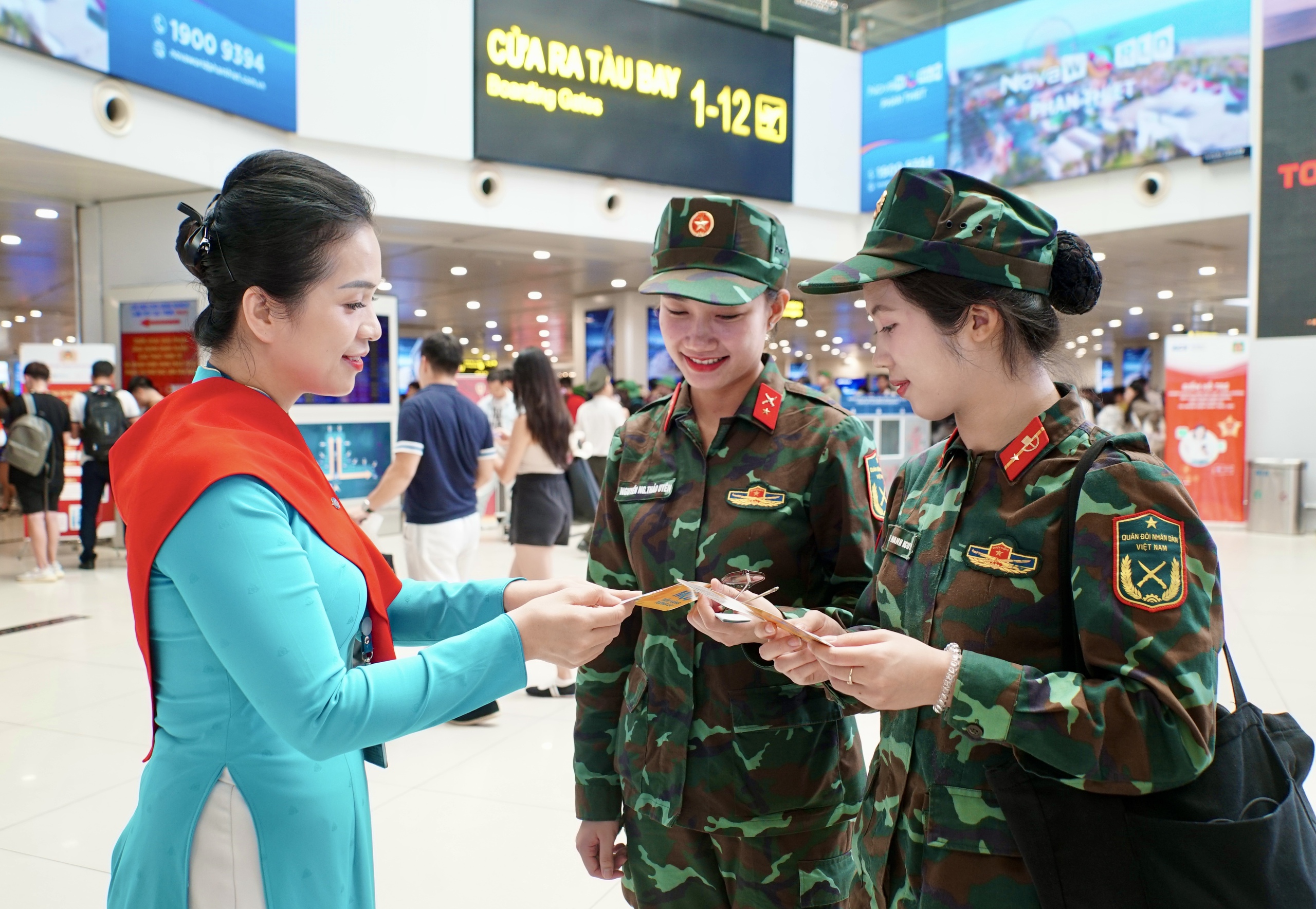 Chuyến bay đặc biệt đưa hơn 360 chiến sĩ ho&agrave;n th&agrave;nh nhiệm vụ A80 về TP.HCM- Ảnh 3.