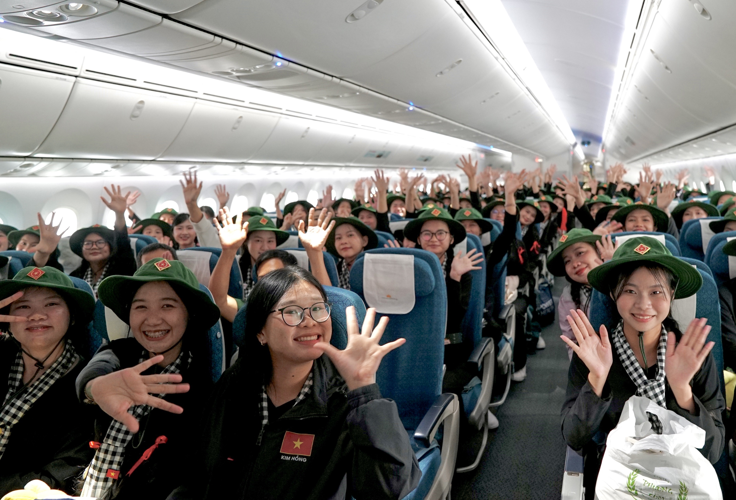 Chuyến bay đặc biệt đưa hơn 360 chiến sĩ ho&agrave;n th&agrave;nh nhiệm vụ A80 về TP.HCM- Ảnh 6.