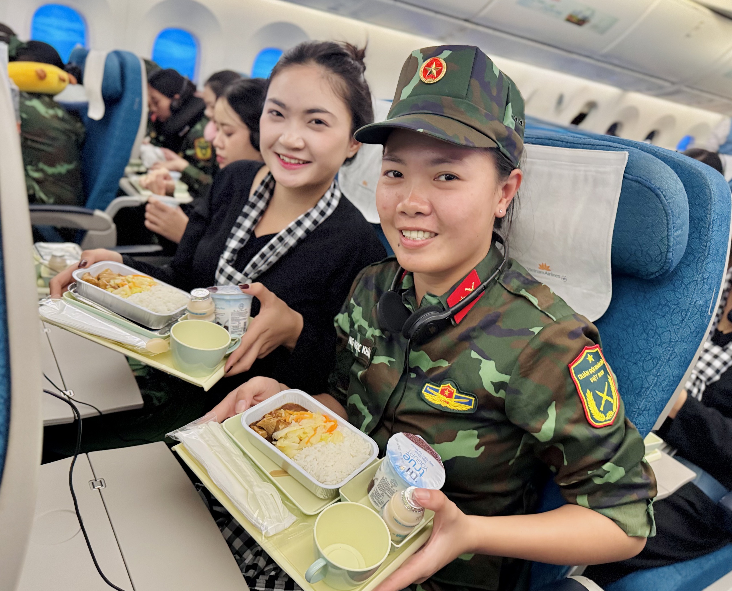 Chuyến bay đặc biệt đưa hơn 360 chiến sĩ ho&agrave;n th&agrave;nh nhiệm vụ A80 về TP.HCM- Ảnh 9.