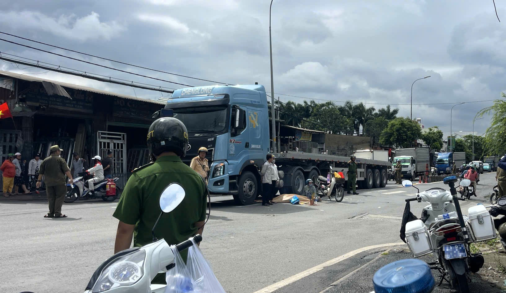 TP.HCM: Va chạm xe đầu k&eacute;o ở n&uacute;t giao, người phụ nữ tử vong, giao th&ocirc;ng &ugrave;n tắc- Ảnh 1.