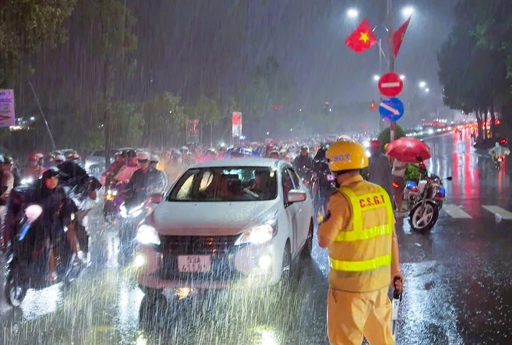 Xử lý đối tượng phóng xe bạt mạng trên quốc lộ, dương tính với ma túy đá- Ảnh 4. Xử lý đối tượng phóng xe bạt mạng trên quốc lộ, dương tính với ma túy đá- Ảnh 4.