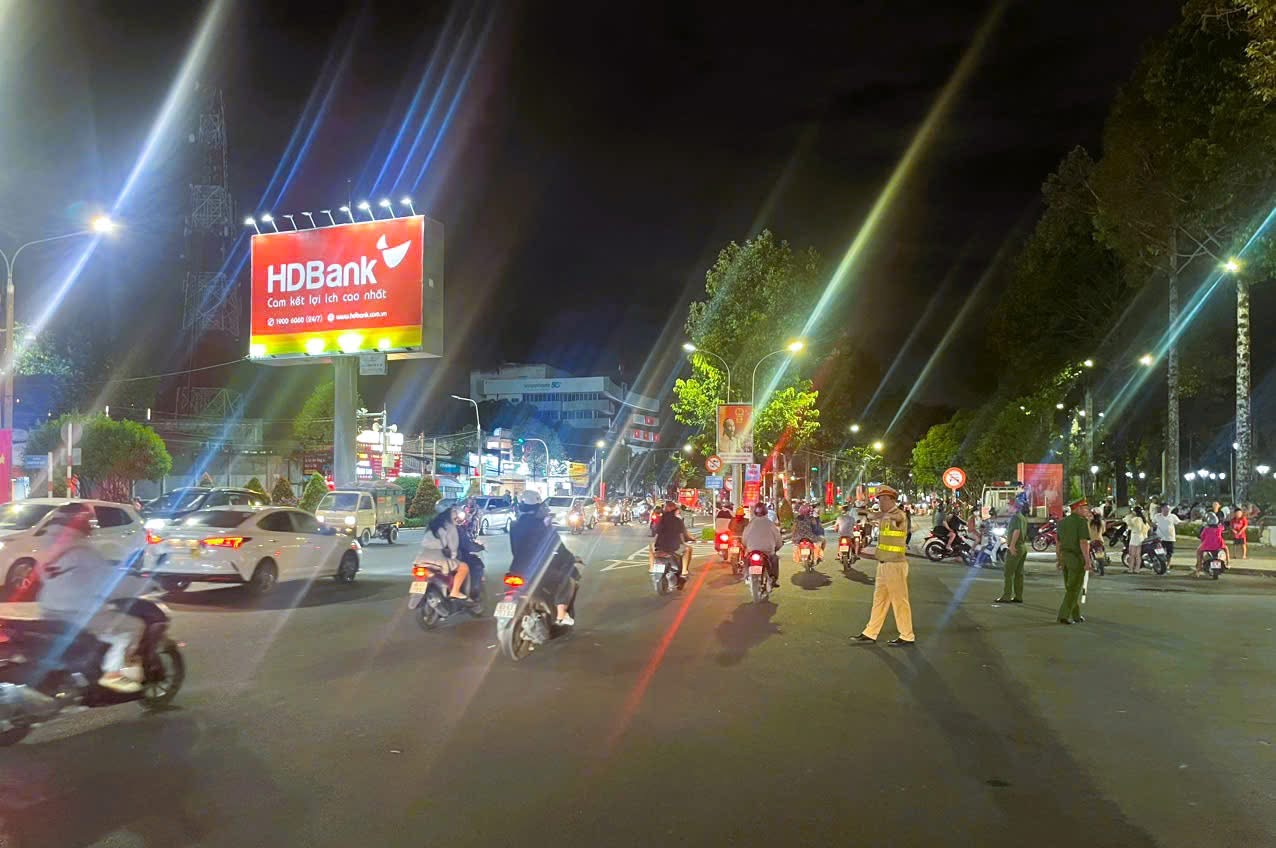 Xử lý đối tượng phóng xe bạt mạng trên quốc lộ, dương tính với ma túy đá- Ảnh 3. Xử lý đối tượng phóng xe bạt mạng trên quốc lộ, dương tính với ma túy đá- Ảnh 3.