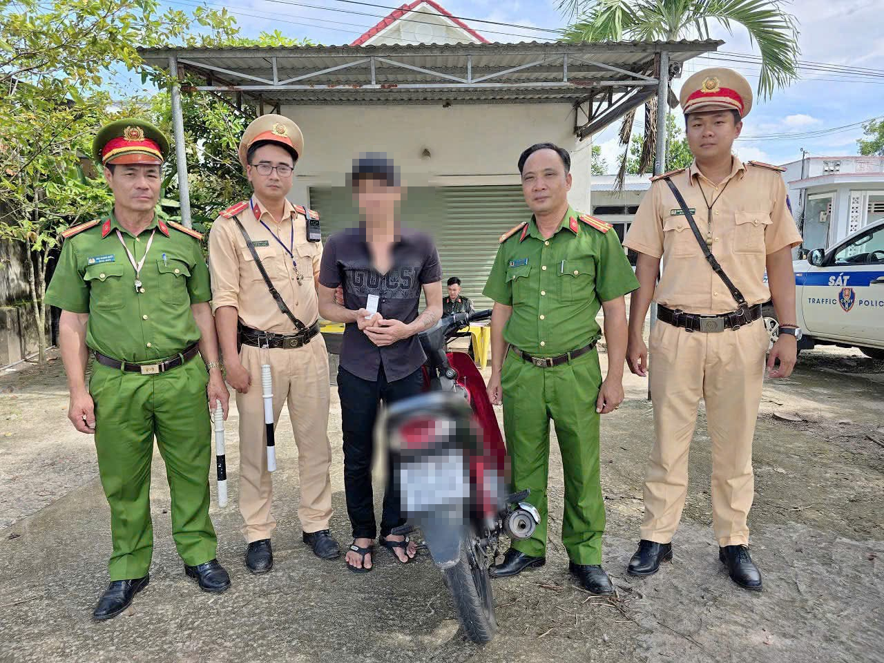 Xử lý đối tượng phóng xe bạt mạng trên quốc lộ, dương tính với ma túy đá- Ảnh 1. Xử lý đối tượng phóng xe bạt mạng trên quốc lộ, dương tính với ma túy đá- Ảnh 1.