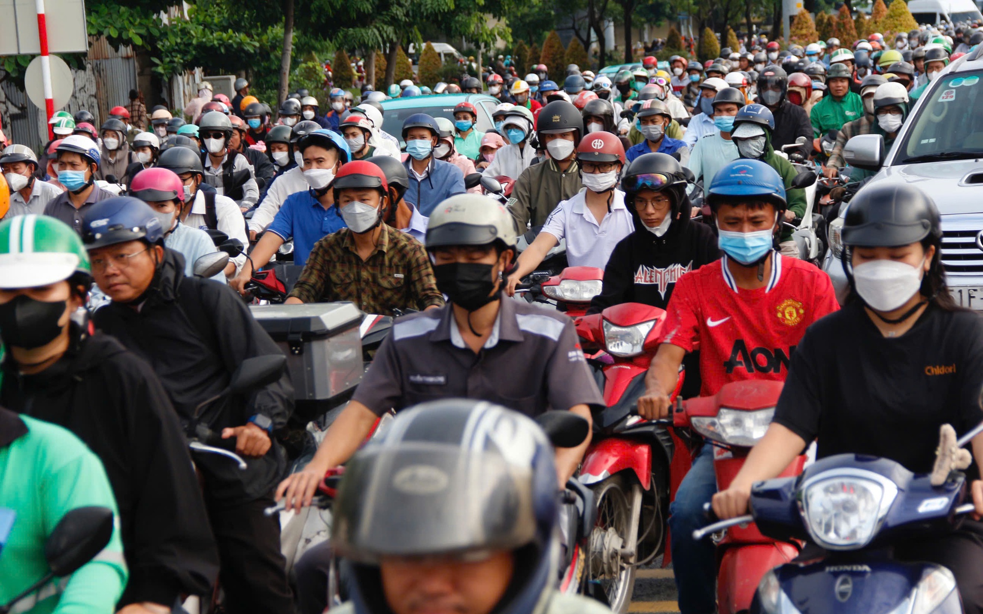 &Ugrave;n tắc tại cửa ng&otilde; Đ&ocirc;ng Bắc TP.HCM sau kỳ nghỉ lễ 2/9