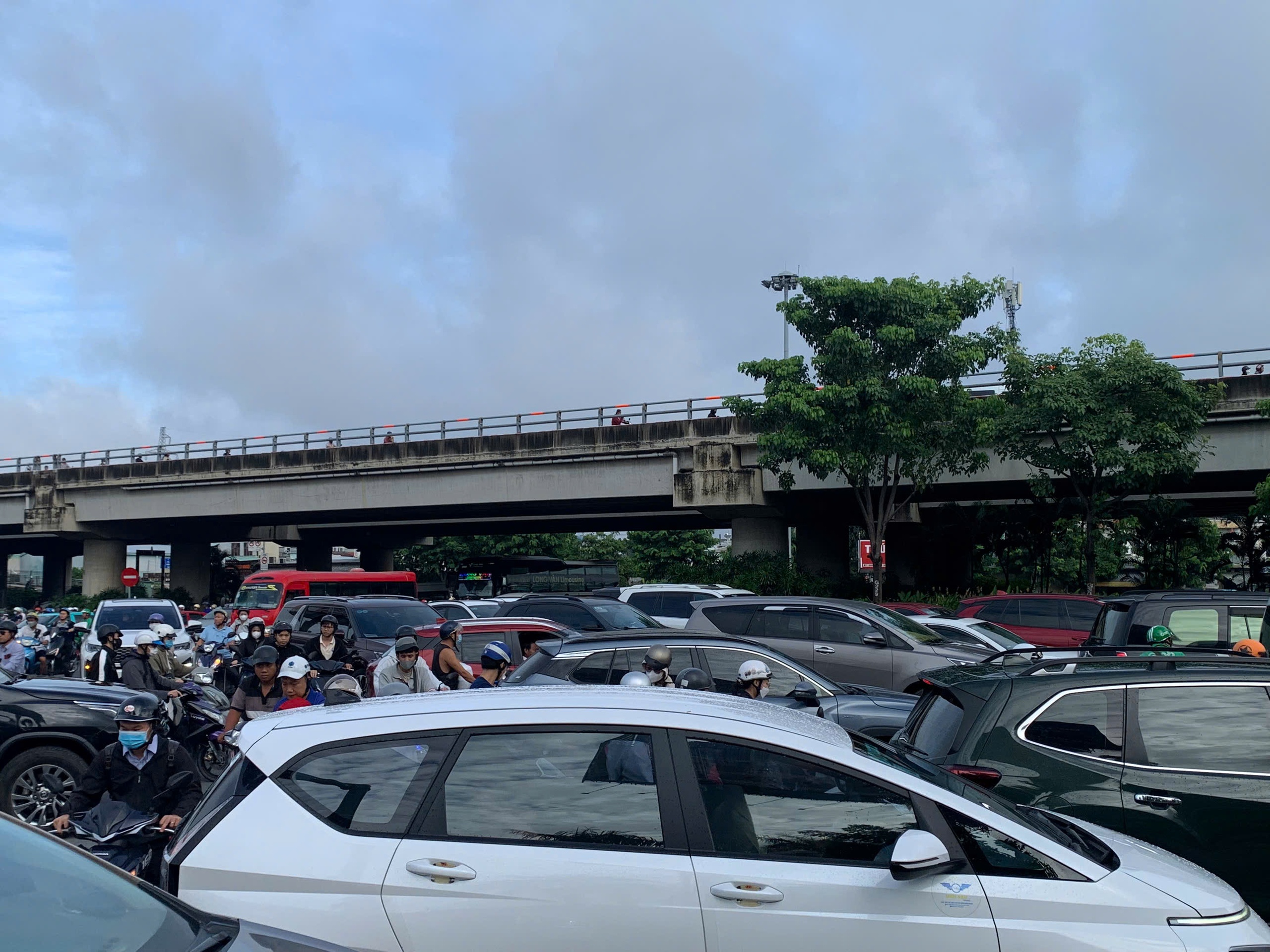 Ùn tắc tại cửa ngõ Đông Bắc TP.HCM sau kỳ nghỉ lễ 2/9- Ảnh 4. Ùn tắc tại cửa ngõ Đông Bắc TP.HCM sau kỳ nghỉ lễ 2/9- Ảnh 4.