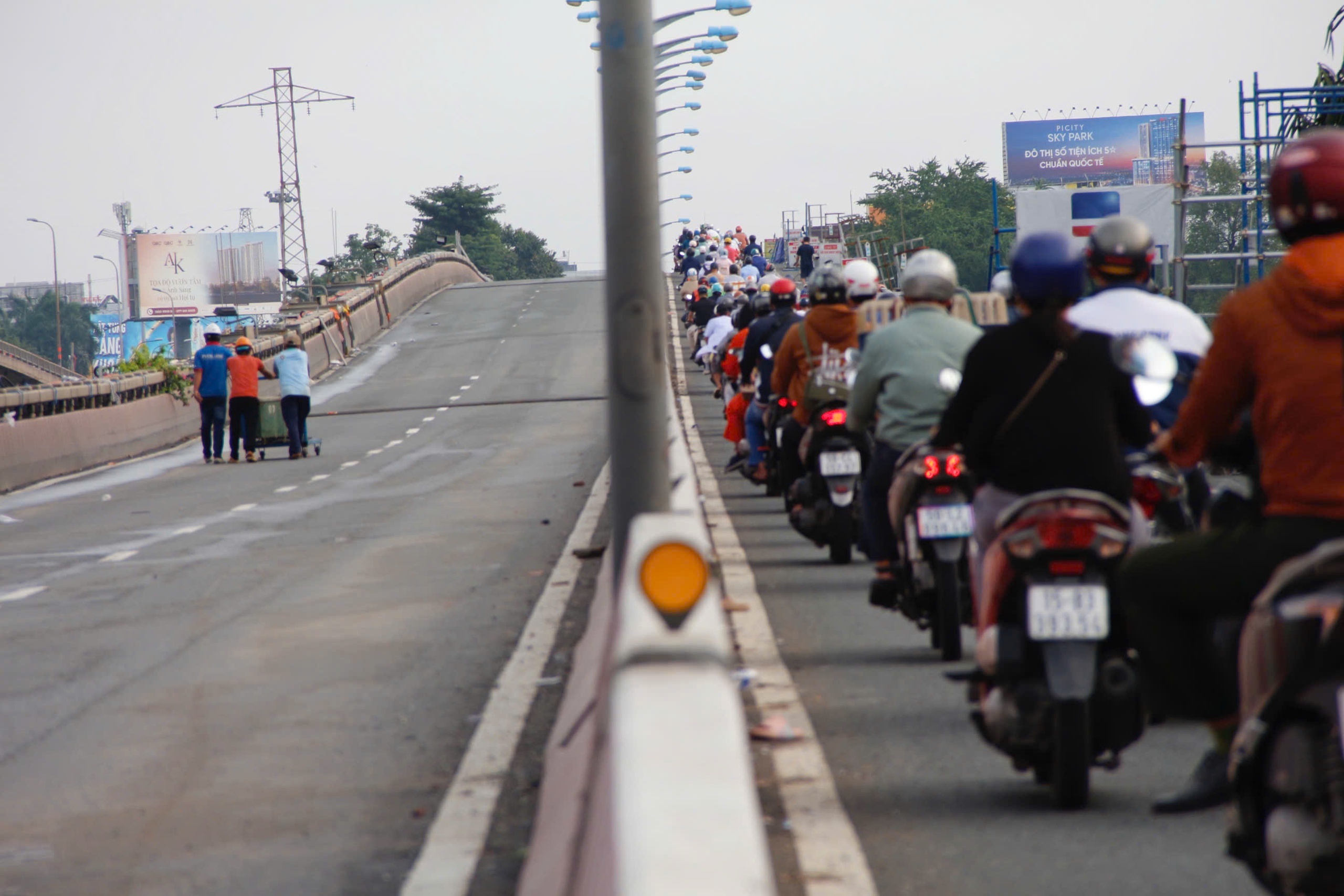 Ùn tắc tại cửa ngõ Đông Bắc TP.HCM sau kỳ nghỉ lễ 2/9- Ảnh 7. Ùn tắc tại cửa ngõ Đông Bắc TP.HCM sau kỳ nghỉ lễ 2/9- Ảnh 7.