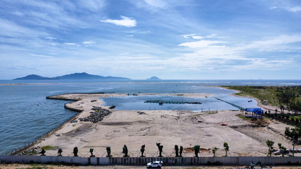 Kiểm tra c&ocirc;ng tr&igrave;nh b&ecirc; t&ocirc;ng "mọc" ở cửa biển Đ&agrave; Nẵng- Ảnh 1.