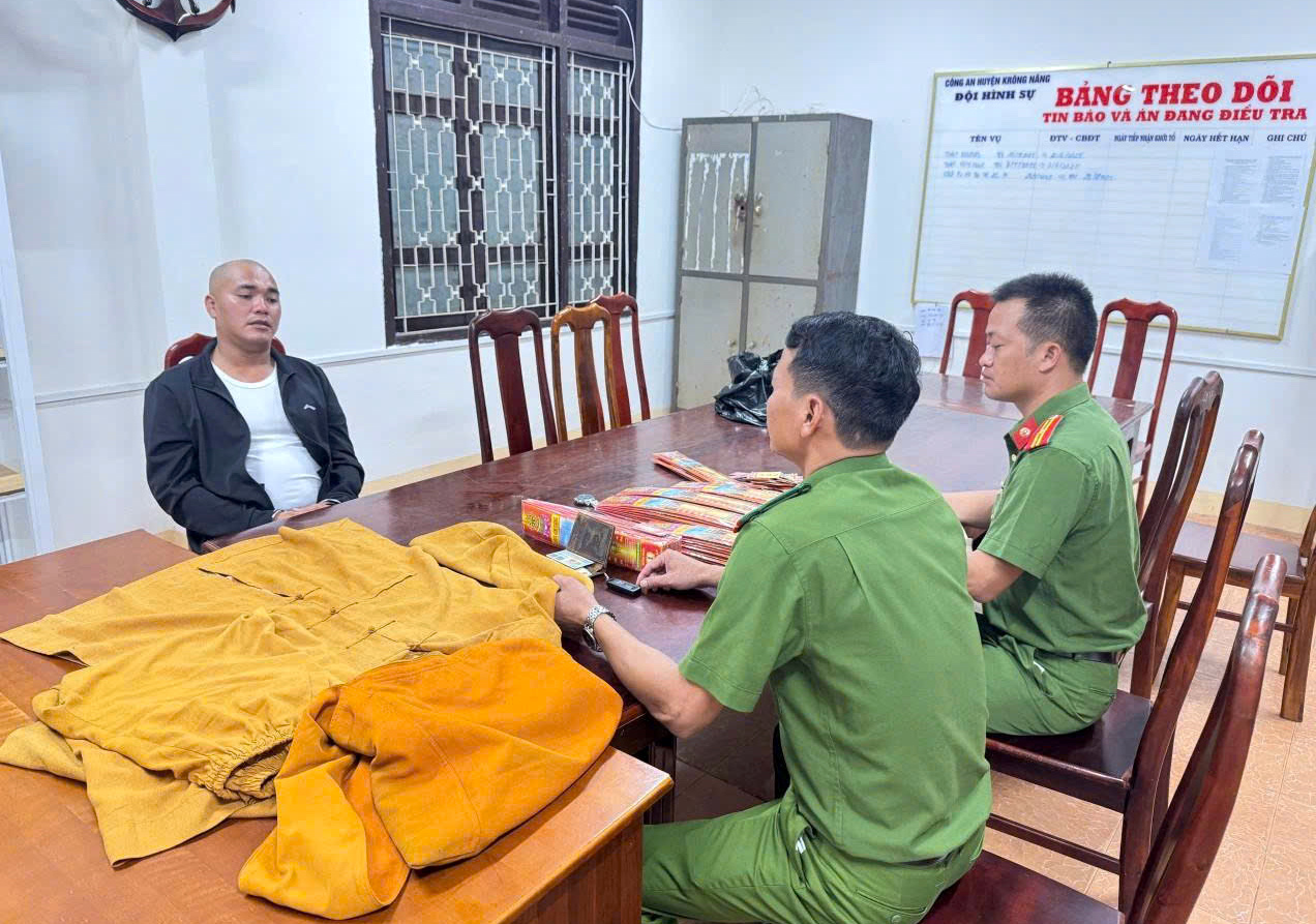 Đắk Lắk: Bắt khẩn cấp thanh ni&ecirc;n giả danh sư thầy, lừa đảo tiền của nhiều phụ nữ- Ảnh 1.