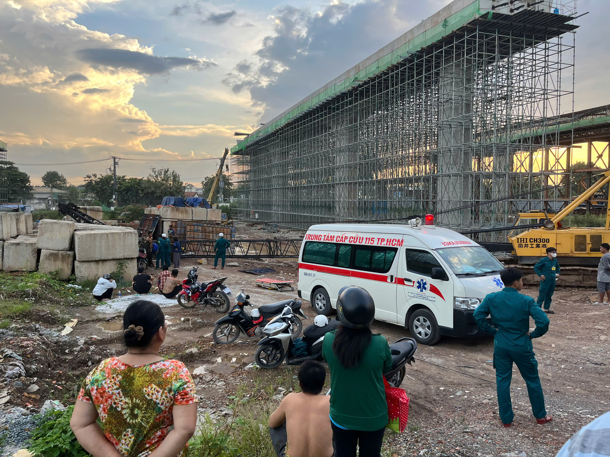 Ban Giao th&ocirc;ng TP.HCM th&ocirc;ng tin sự cố sập cần cẩu khiến 1 người tử vong- Ảnh 1.