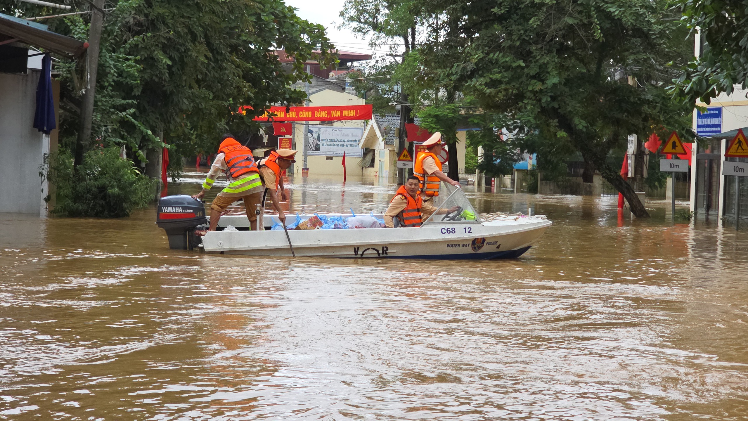 Lấp lo&aacute;ng những b&oacute;ng &aacute;o v&agrave;ng, &aacute;o xanh gi&uacute;p d&acirc;n giữa t&acirc;m lũ ở L&agrave;o Cai- Ảnh 12.
