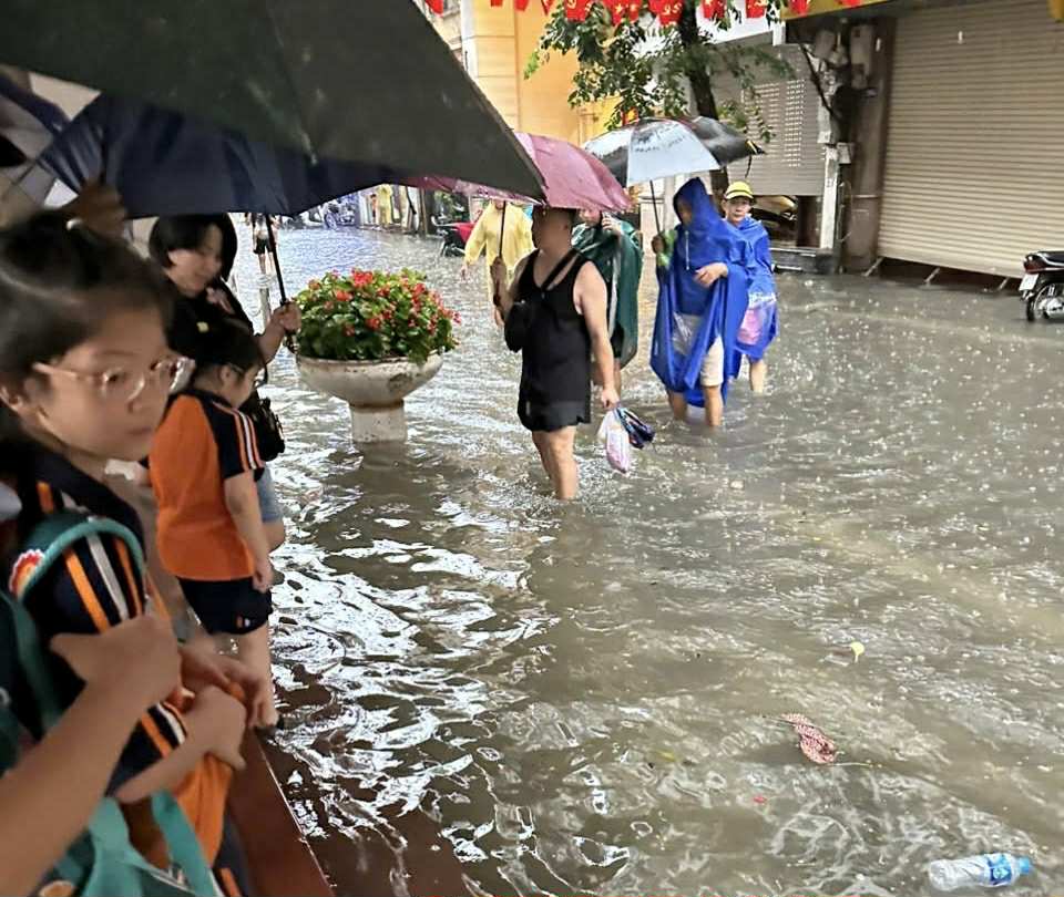 Phụ huynh H&agrave; Nội b&igrave; b&otilde;m đ&oacute;n con, nhiều trường học sắp xếp chỗ ăn nghỉ miễn ph&iacute; cho học tr&ograve;- Ảnh 2.
