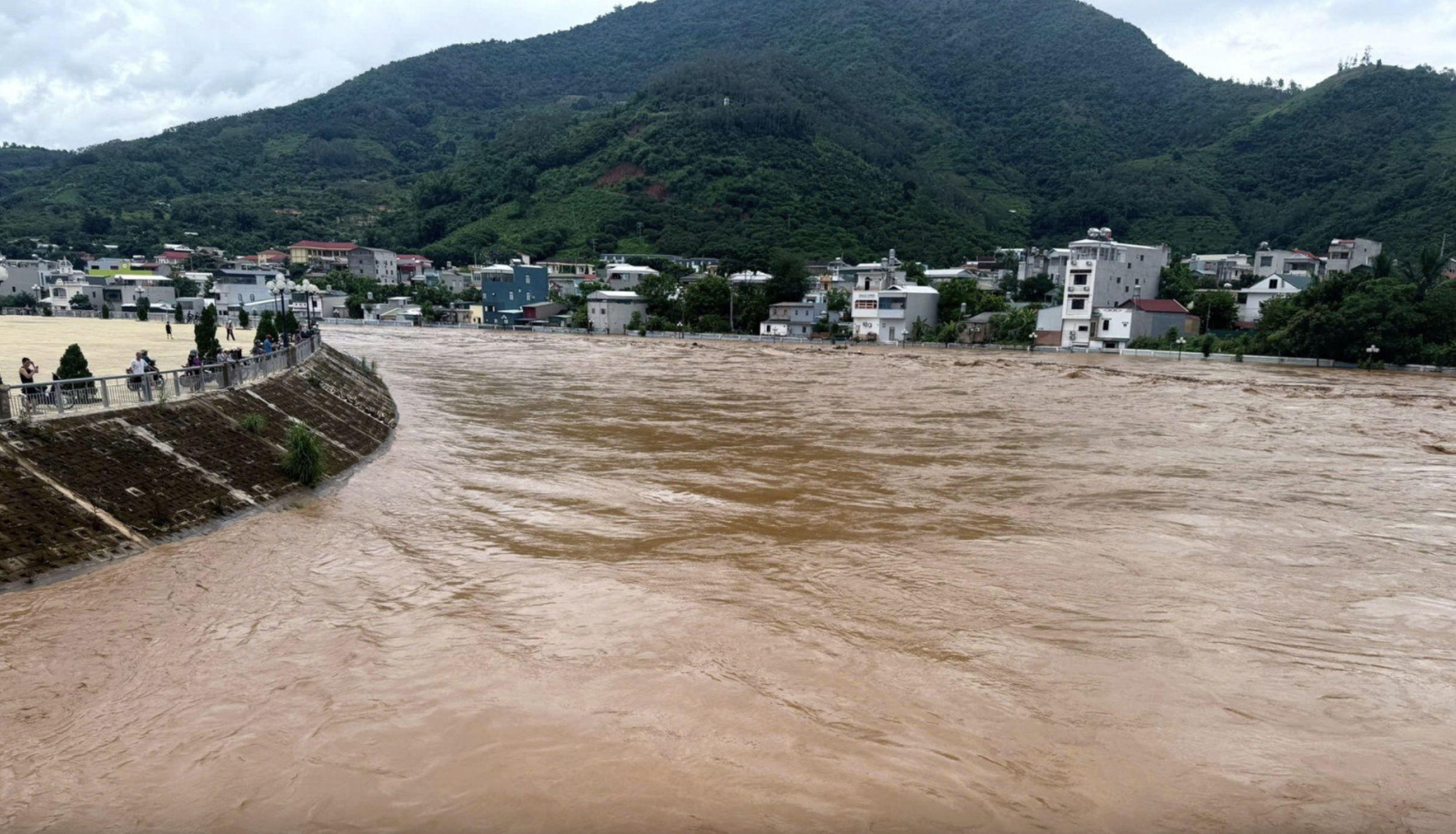 Phong tỏa h&agrave;ng loạt tuyến thủy do nước lũ d&acirc;ng cao- Ảnh 1.