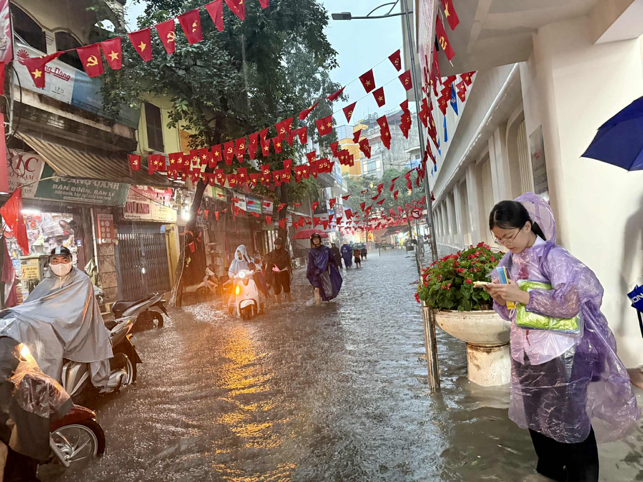 Phụ huynh H&agrave; Nội b&igrave; b&otilde;m đ&oacute;n con, nhiều trường học sắp xếp chỗ ăn nghỉ miễn ph&iacute; cho học tr&ograve;- Ảnh 3.