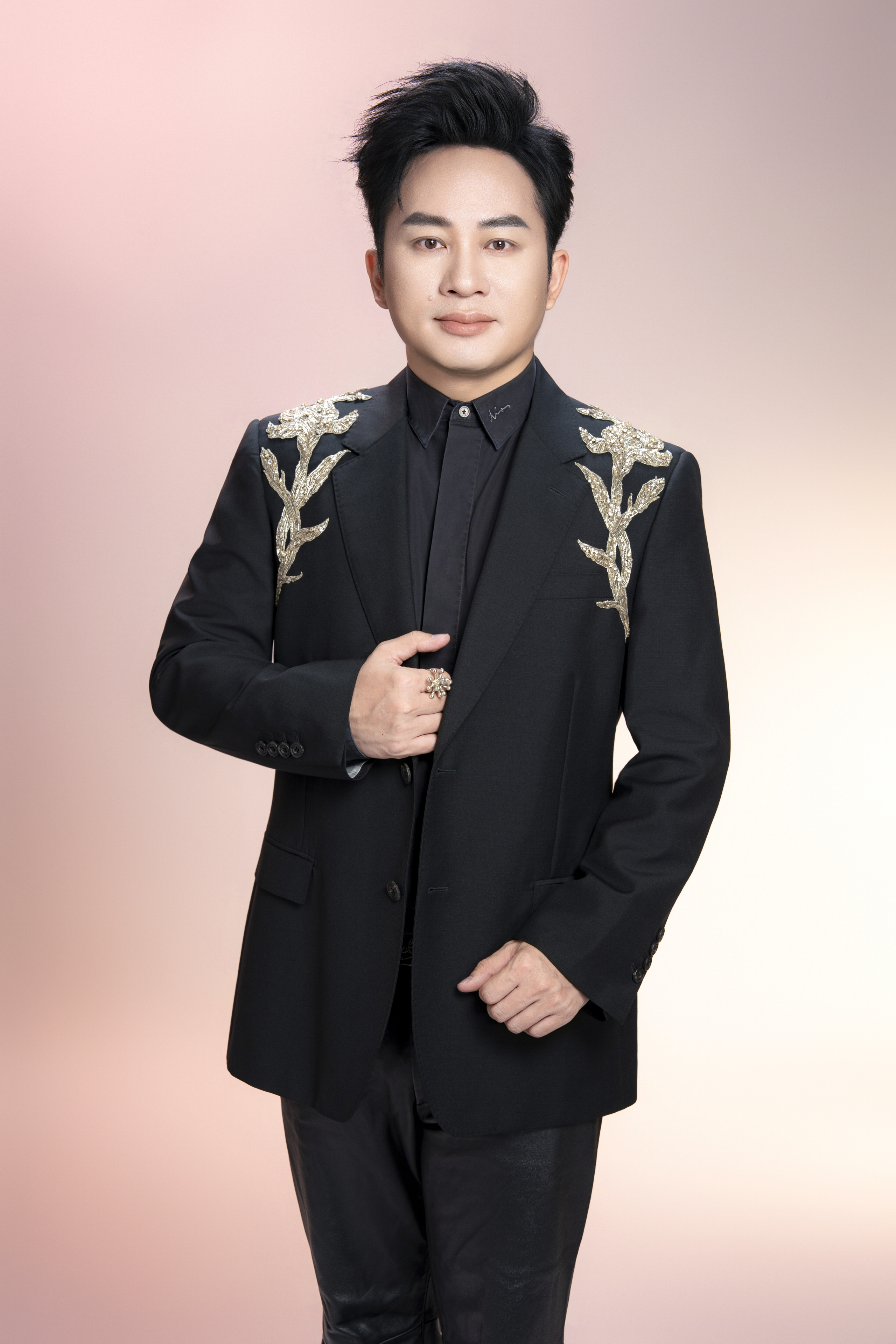 Ca sĩ T&ugrave;ng Dương v&agrave; nh&oacute;m bạn ủng hộ 1 tỷ đồng cho 5 tỉnh bị thiệt hại bởi b&atilde;o Bualoi- Ảnh 1.