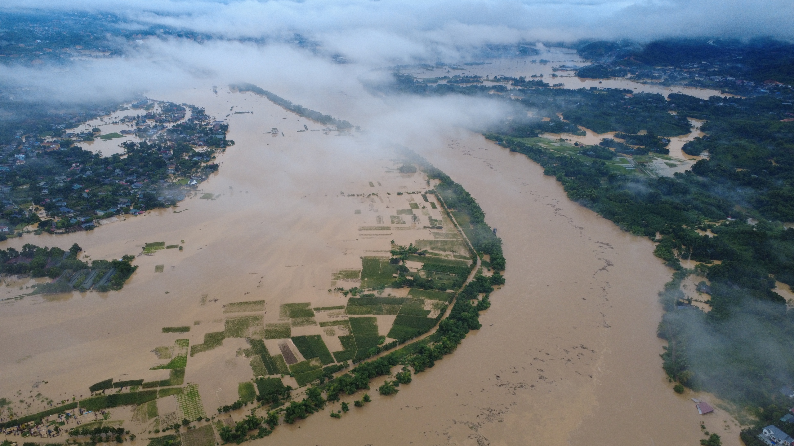 Hàng nghìn hộ dân Lào Cai rời nhà chạy lũ, nhiều nơi ngập sâu tới 2m, giao thông tê liệt- Ảnh 1. Hàng nghìn hộ dân Lào Cai rời nhà chạy lũ, nhiều nơi ngập sâu tới 2m, giao thông tê liệt- Ảnh 1.