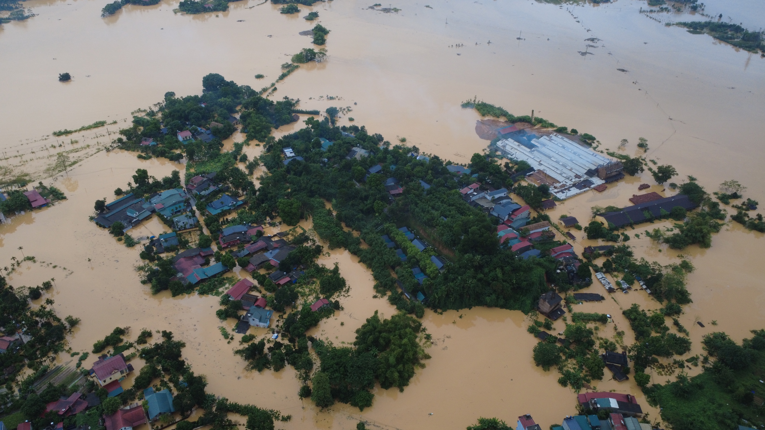 Hàng nghìn hộ dân Lào Cai rời nhà chạy lũ, nhiều nơi ngập sâu tới 2m, giao thông tê liệt- Ảnh 4. Hàng nghìn hộ dân Lào Cai rời nhà chạy lũ, nhiều nơi ngập sâu tới 2m, giao thông tê liệt- Ảnh 4.