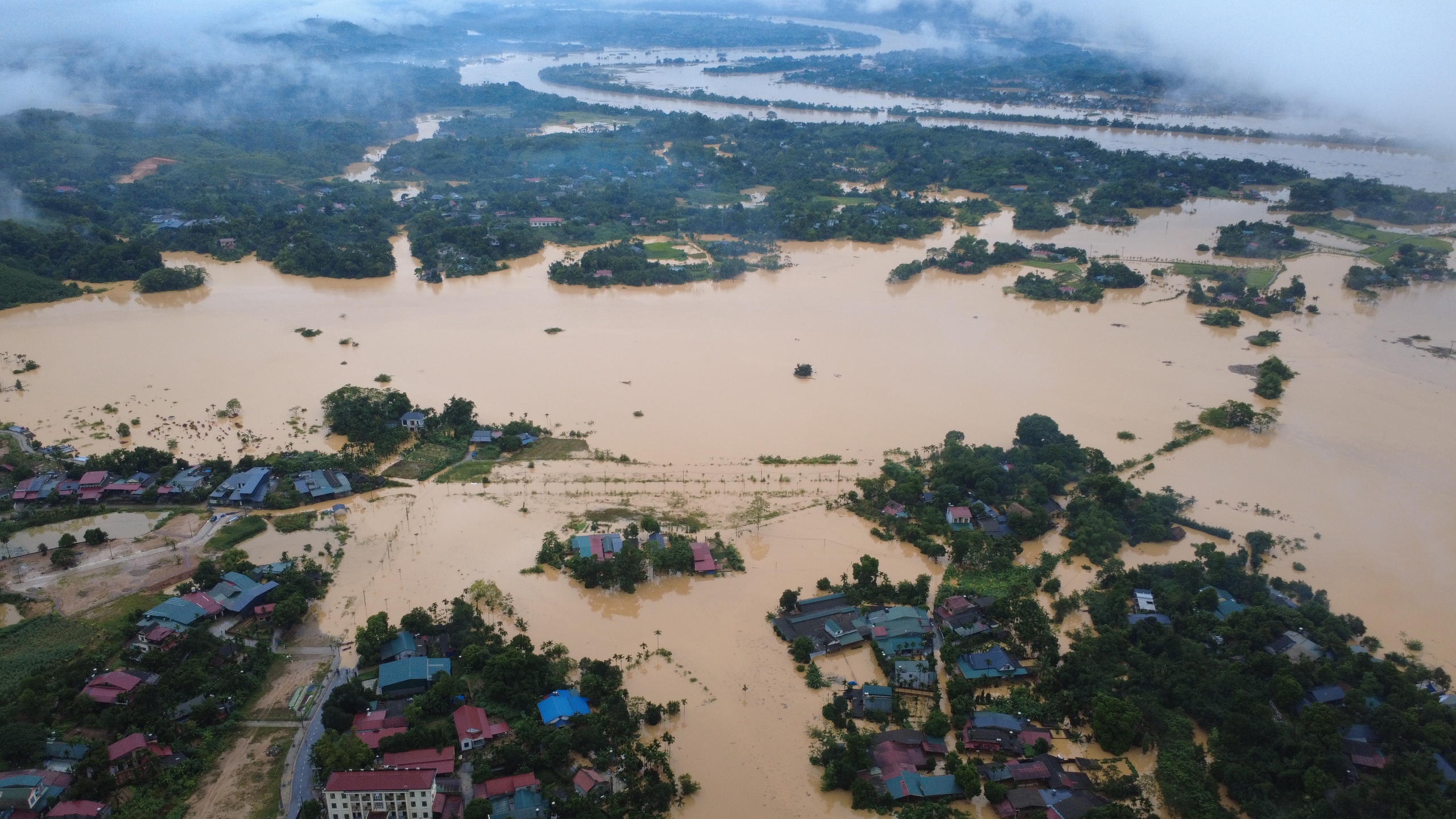 Hàng nghìn hộ dân Lào Cai rời nhà chạy lũ, nhiều nơi ngập sâu tới 2m, giao thông tê liệt- Ảnh 5. Hàng nghìn hộ dân Lào Cai rời nhà chạy lũ, nhiều nơi ngập sâu tới 2m, giao thông tê liệt- Ảnh 5.