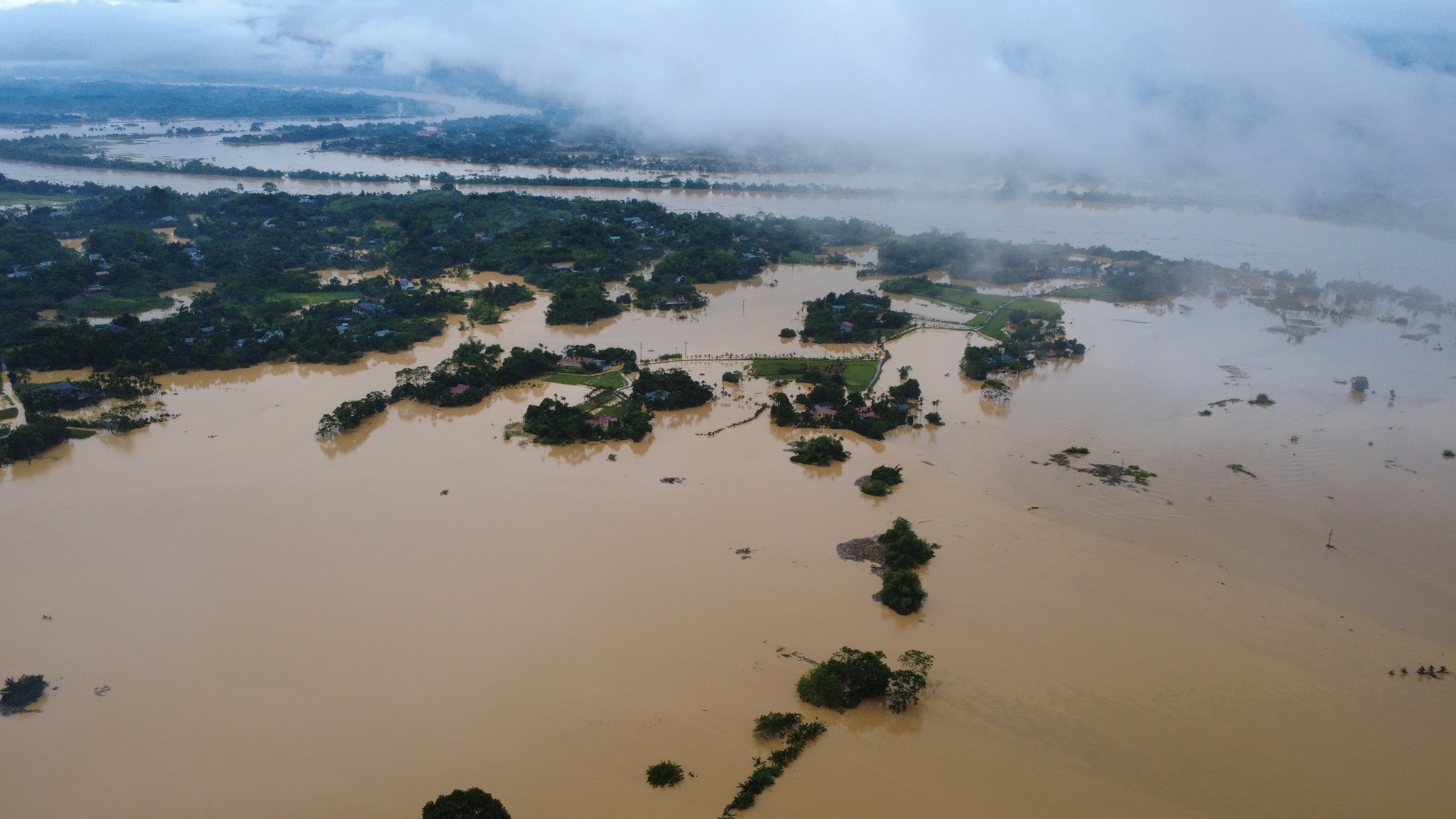 Hàng nghìn hộ dân Lào Cai rời nhà chạy lũ, nhiều nơi ngập sâu tới 2m, giao thông tê liệt- Ảnh 6. Hàng nghìn hộ dân Lào Cai rời nhà chạy lũ, nhiều nơi ngập sâu tới 2m, giao thông tê liệt- Ảnh 6.